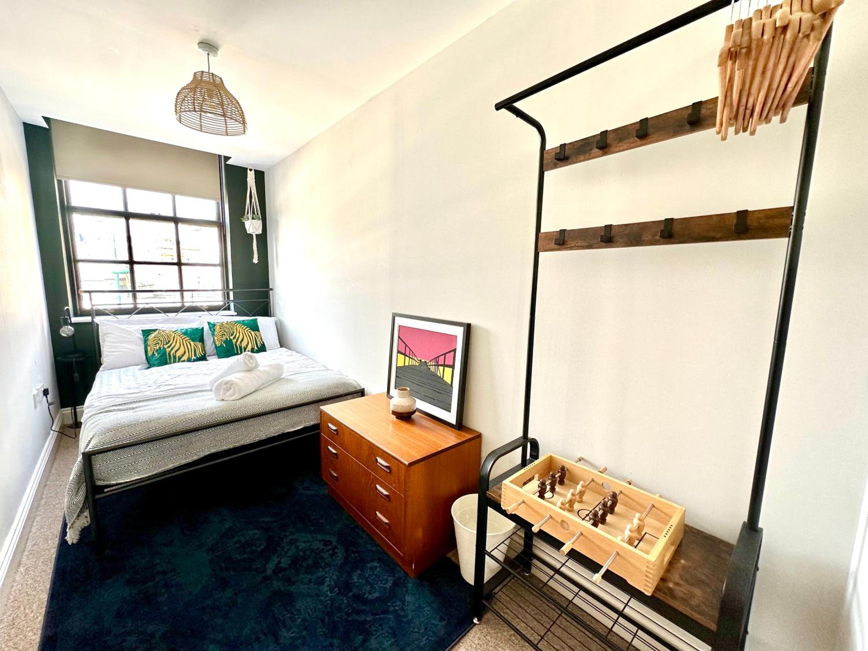 Wessex House - Cozy Town Centre Two Bedroom Apartment - Short Stroll to Beach and Nightlife
