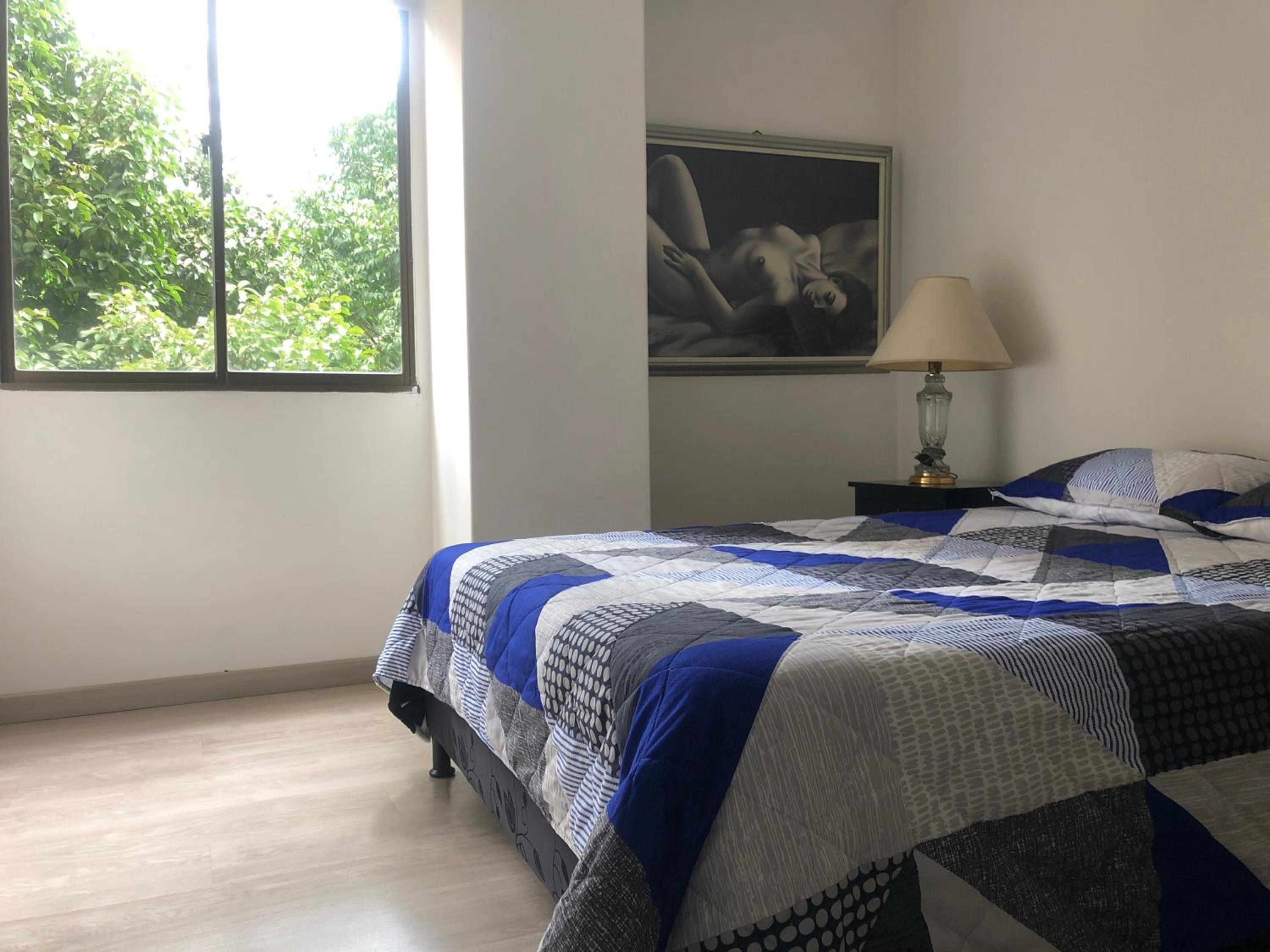 Apartamento cómodo , grande en Poblado Medellín