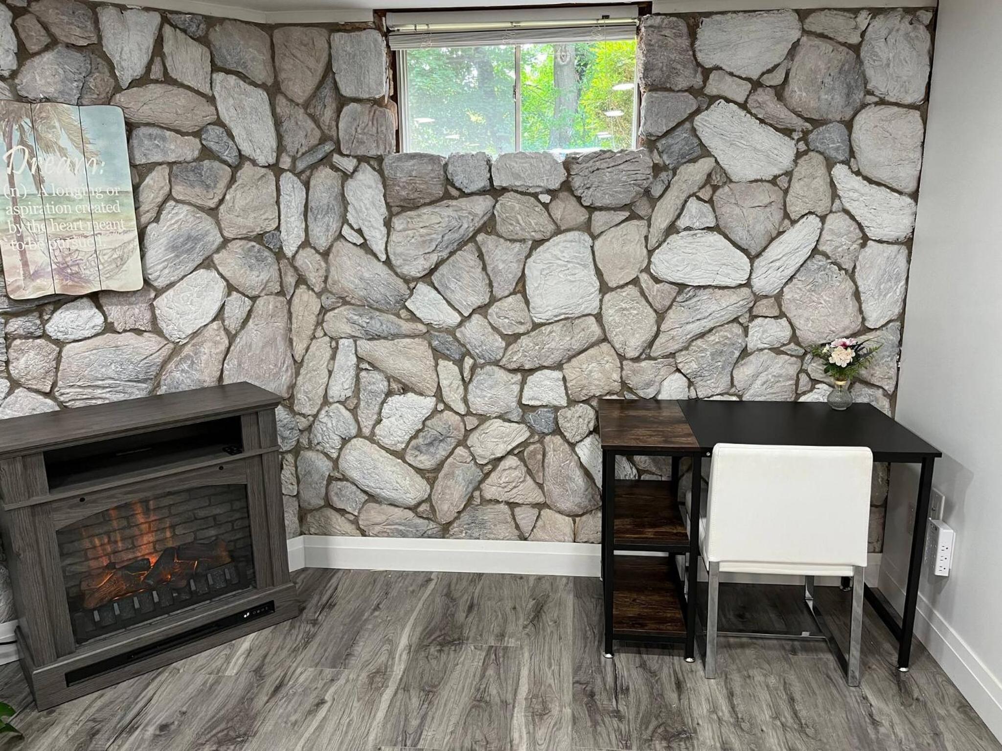 Cambridge Vacations - Adorable 1 Bedroom Suite With Kitchen Fireplace - Property Image 1