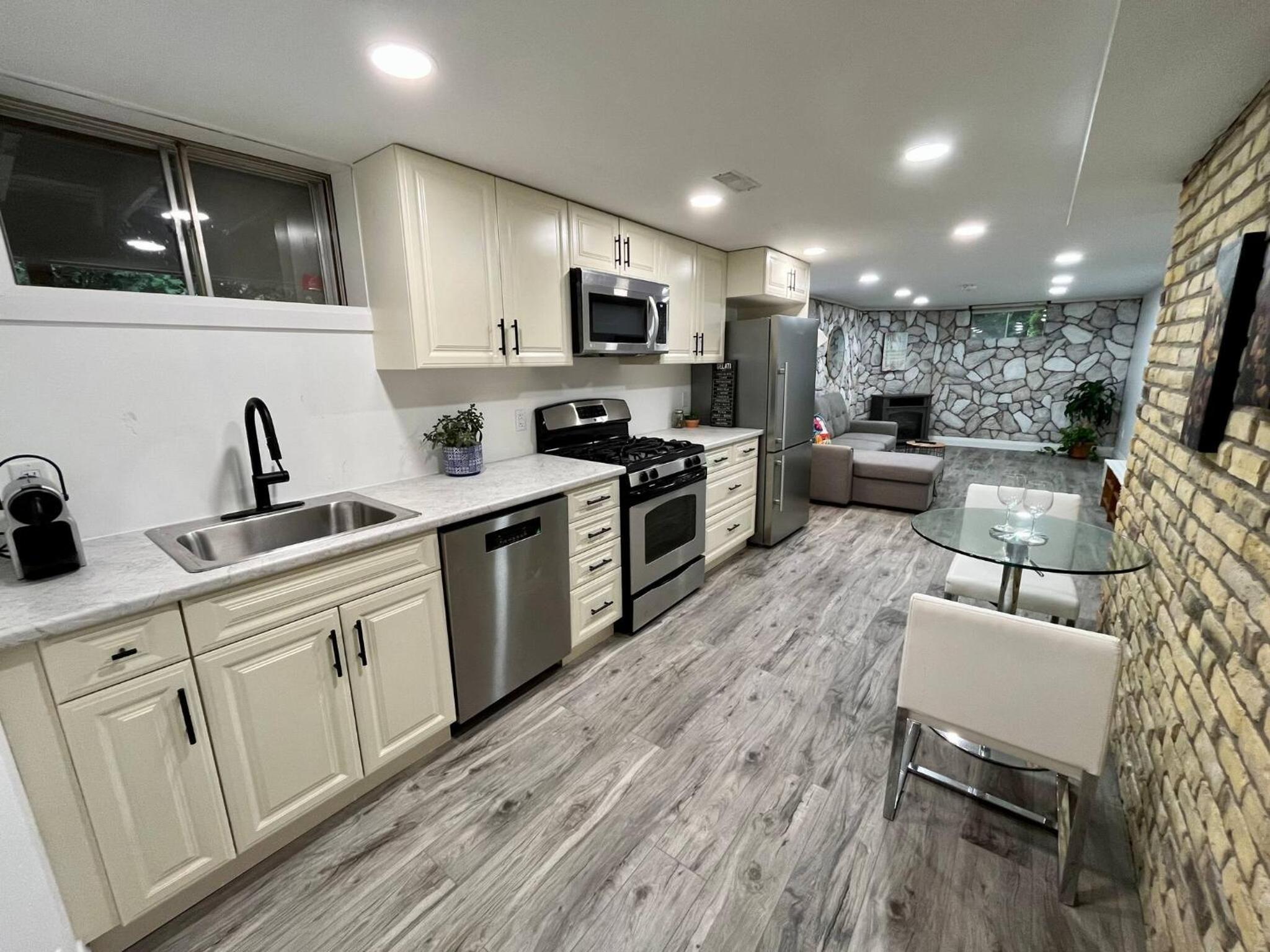 Cambridge Vacations - Adorable 1 Bedroom Suite With Kitchen Fireplace - Property Image 2