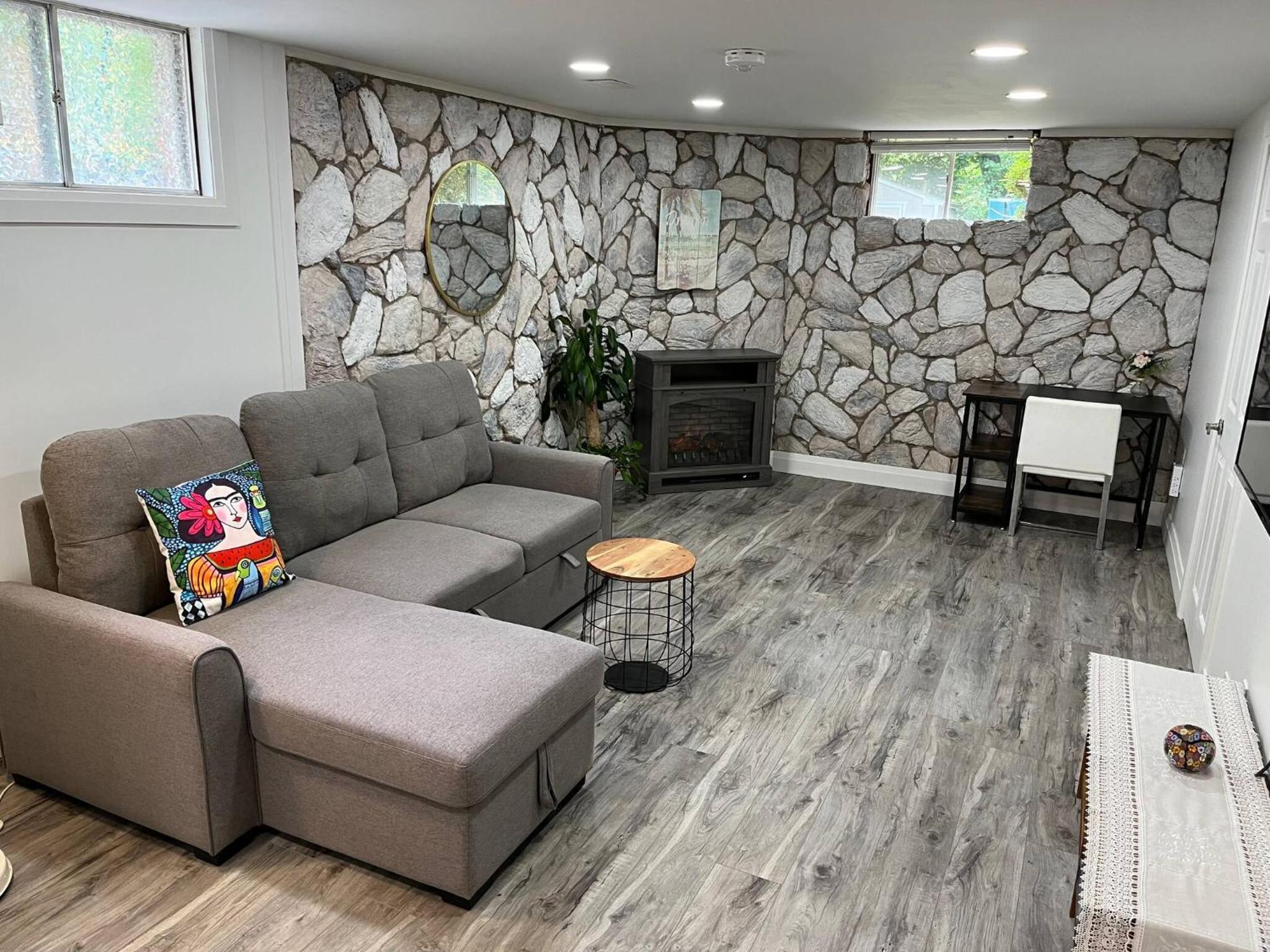 Cambridge Vacations - Adorable 1 Bedroom Suite With Kitchen Fireplace - Property Image 1