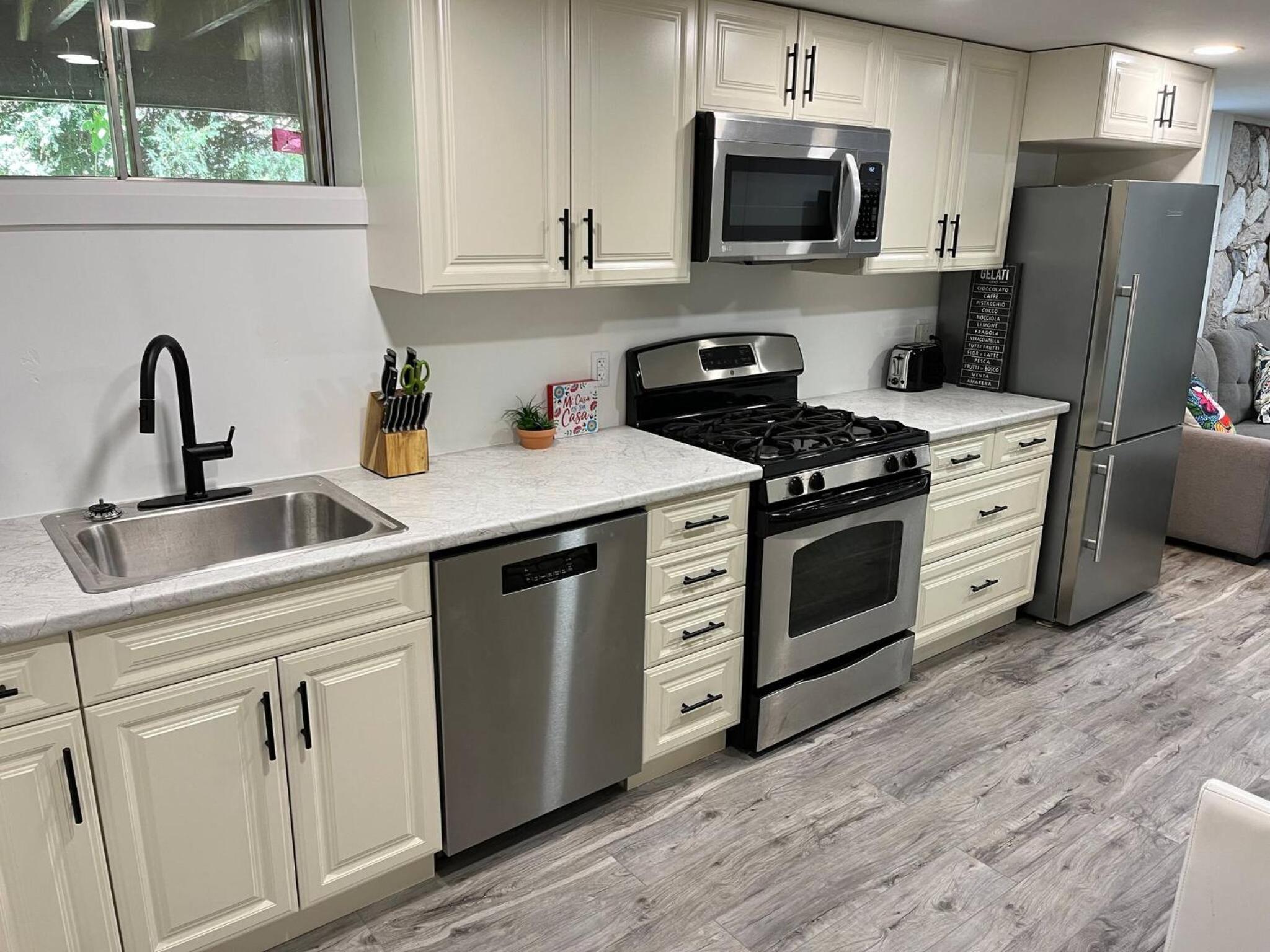 Cambridge Vacations - Adorable 1 Bedroom Suite With Kitchen Fireplace - Property Image 14