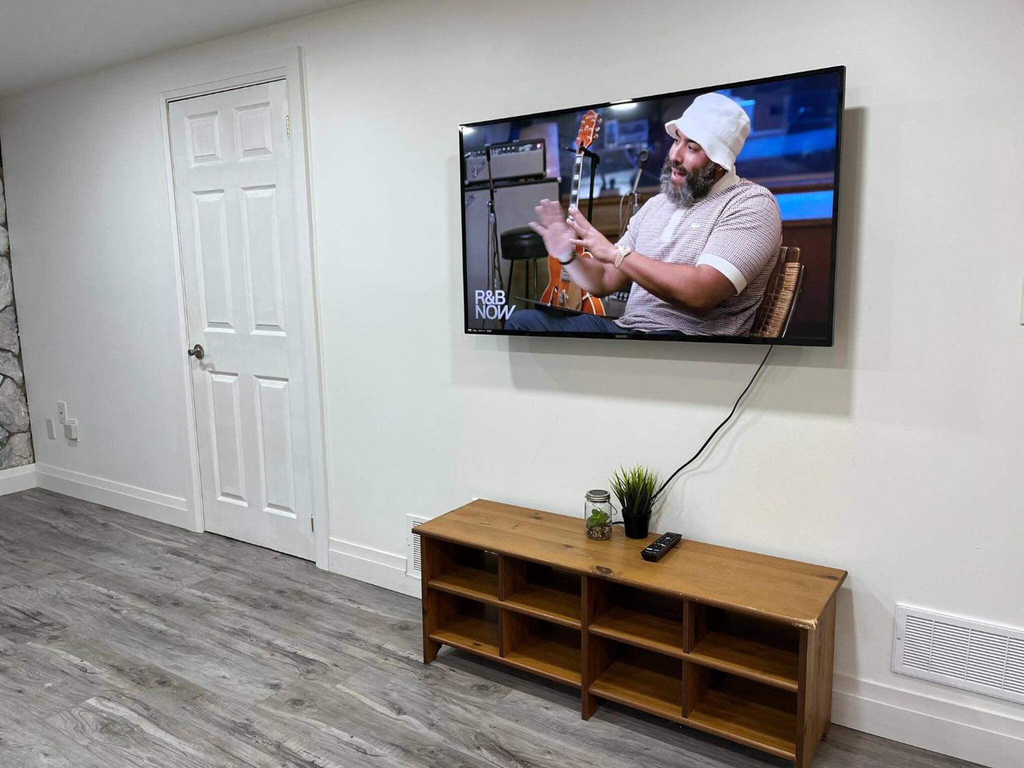 Cambridge Vacations - Adorable 1 Bedroom Suite With Kitchen Fireplace - Property Image 5