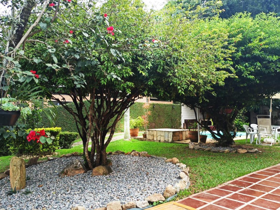 Casa de campo, charme e aconchego em cond. fechado
