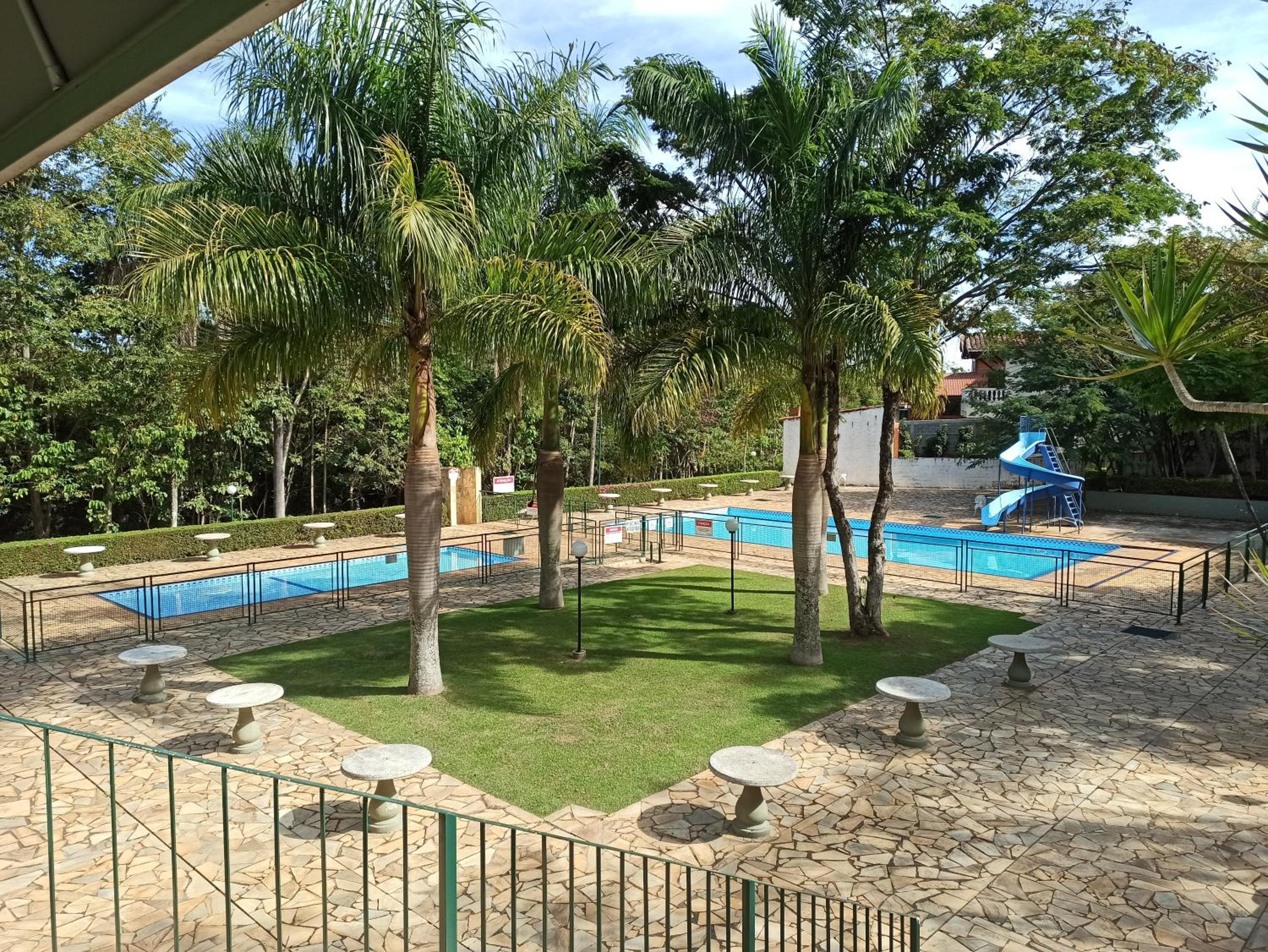 Casa de campo, charme e aconchego em cond. fechado