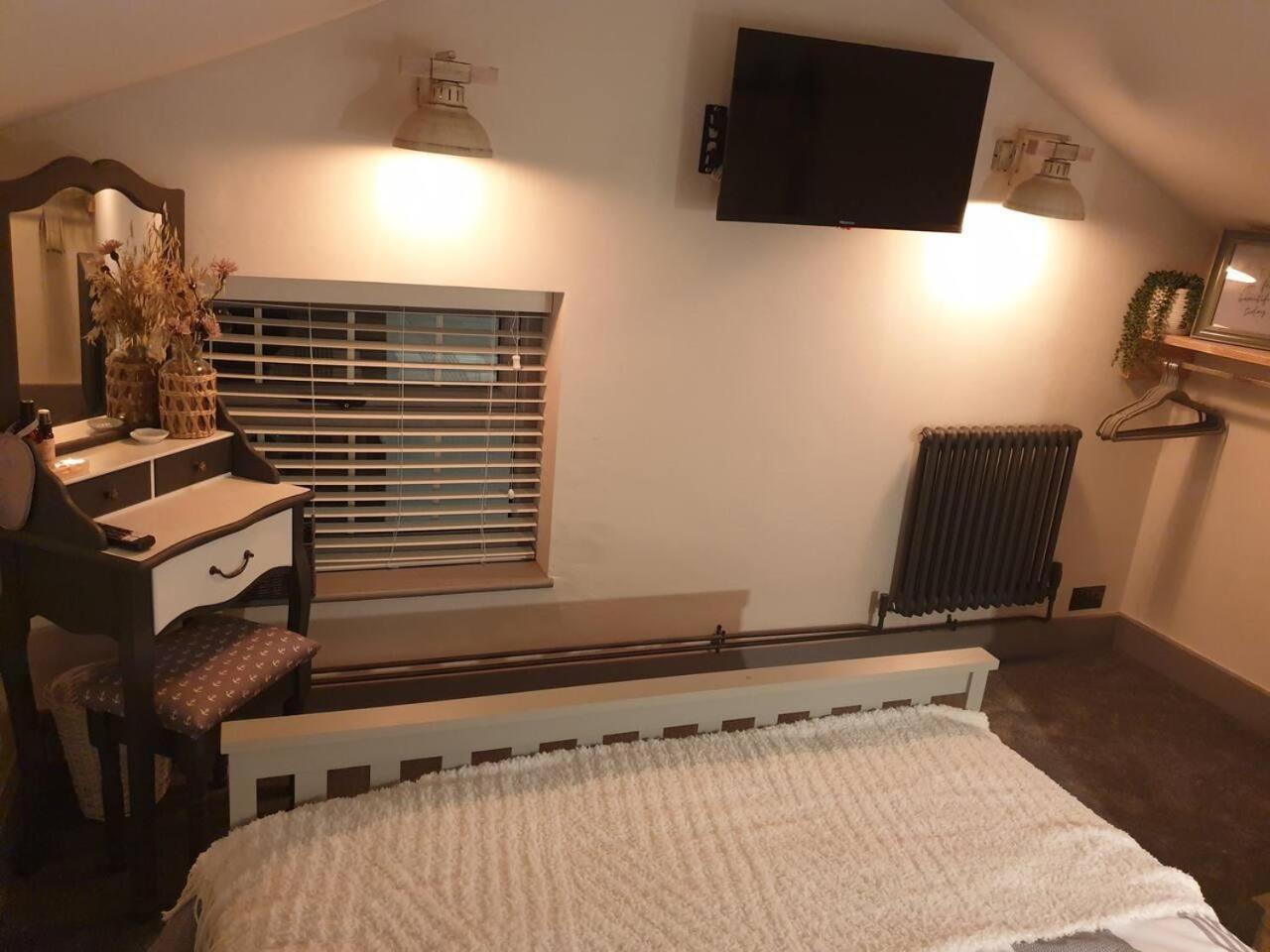 Stunning quirky 2-Bed Cottage in New Brighton view 4