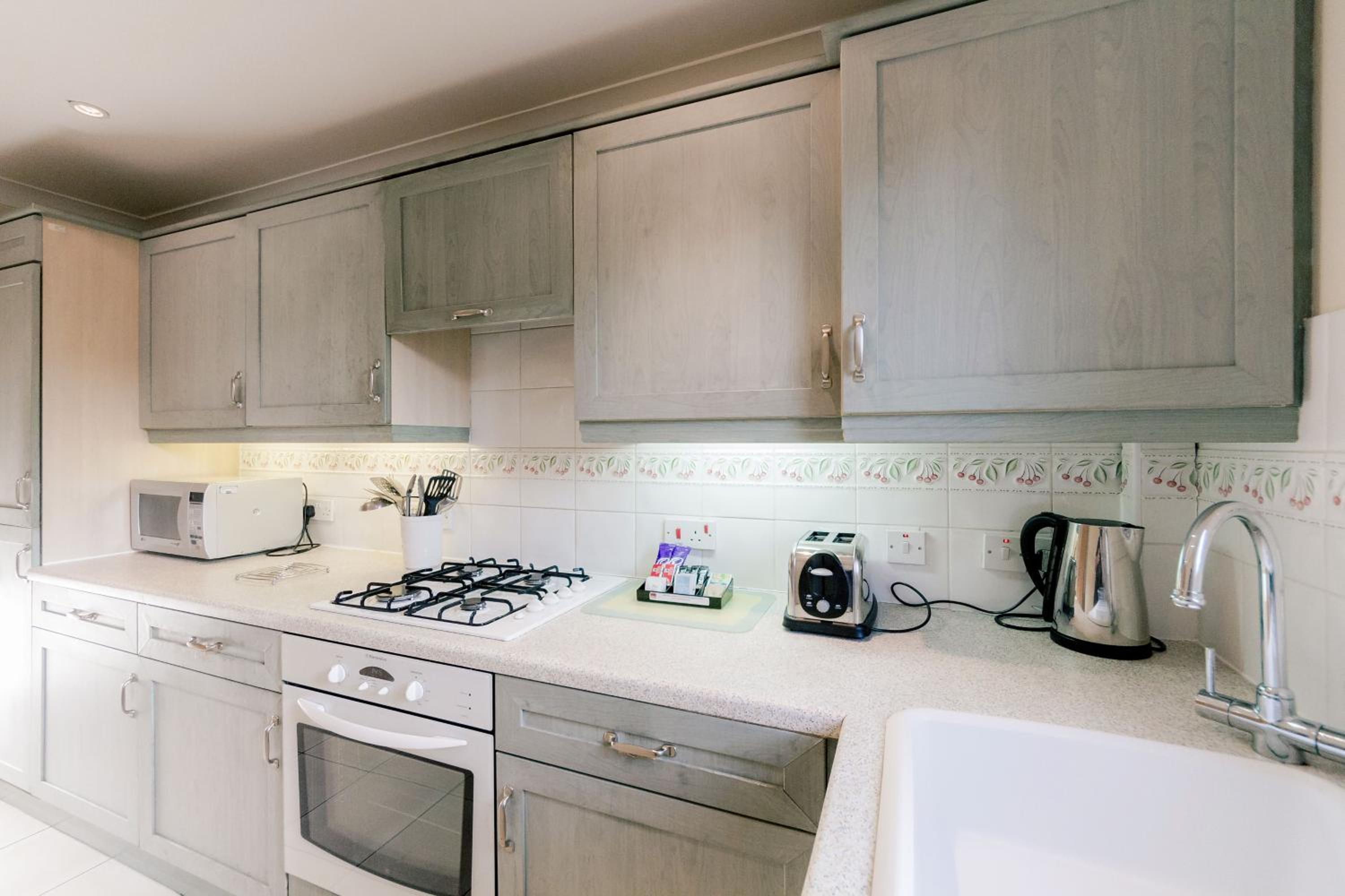 Roomspace Serviced Apartments - Cascades Court photo 3