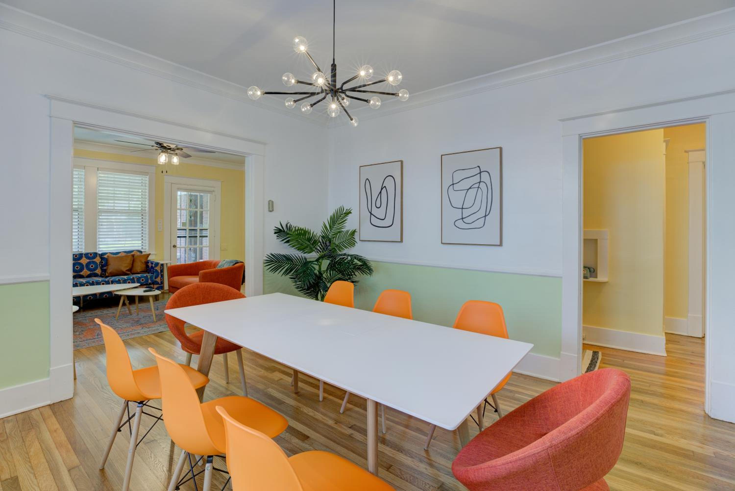 Spacious 3BR Cooper-Young Bungalow - Sleeps 8 - Walkable to Dining - Easy Access to Downtown - Parking view 4