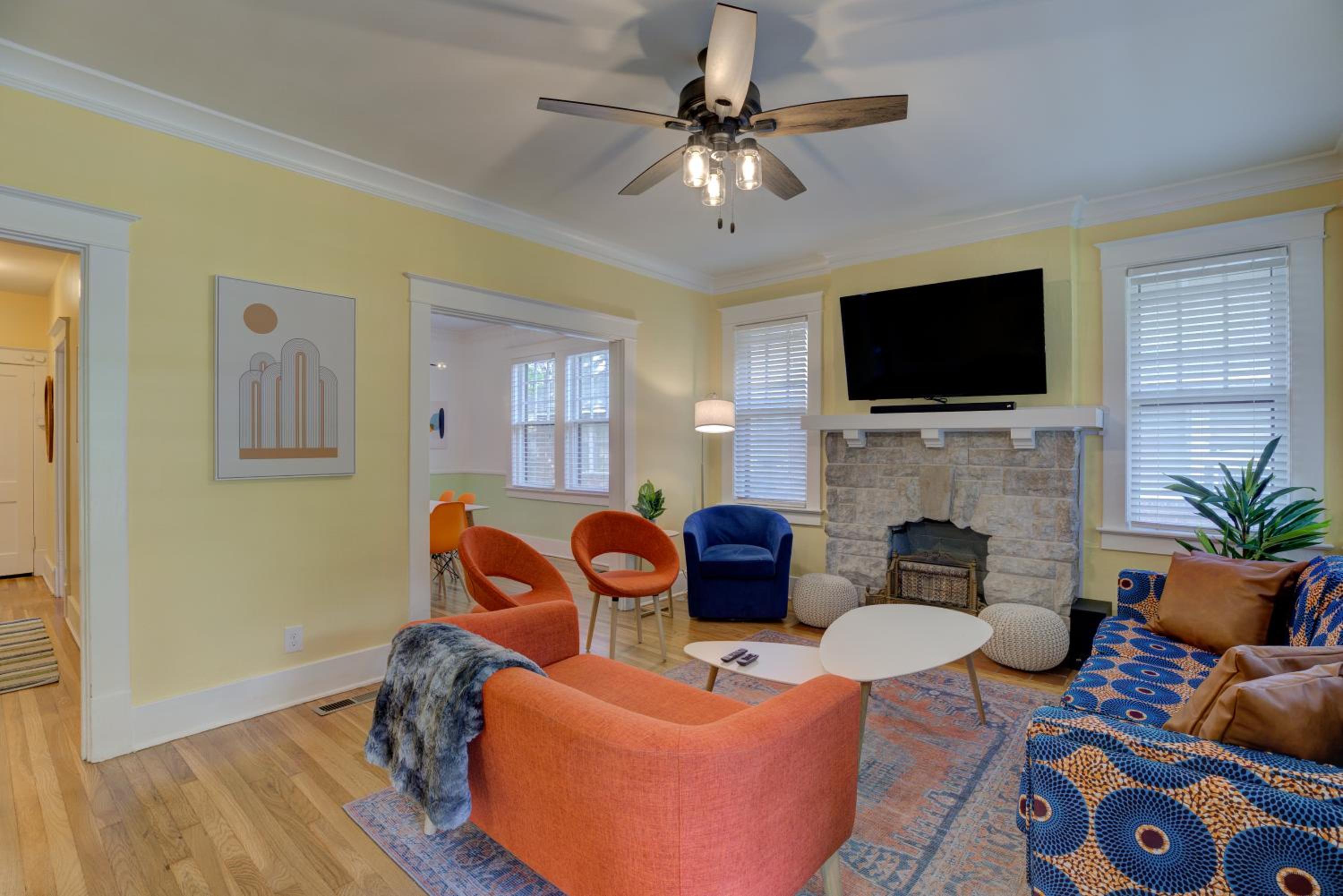 Spacious 3BR Cooper-Young Bungalow - Sleeps 8 - Walkable to Dining - Easy Access to Downtown - Parking view 3