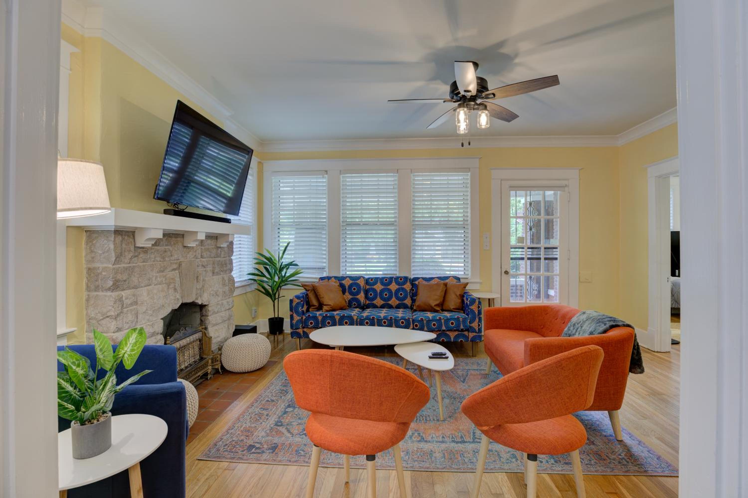 Spacious 3BR Cooper-Young Bungalow - Sleeps 8 - Walkable to Dining - Easy Access to Downtown - Parking view 2