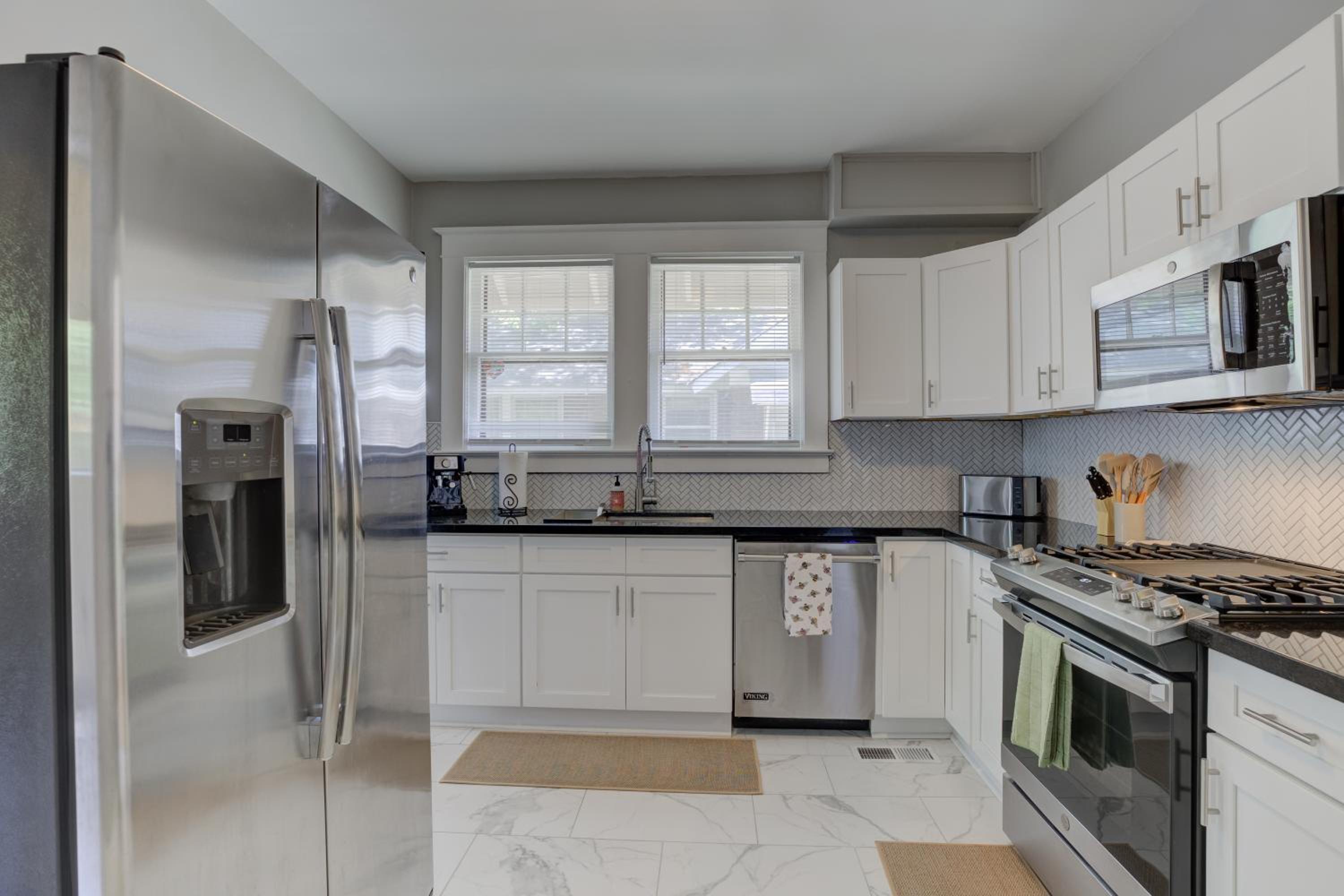 Spacious 3BR Cooper-Young Bungalow - Sleeps 8 - Walkable to Dining - Easy Access to Downtown - Parking view 5
