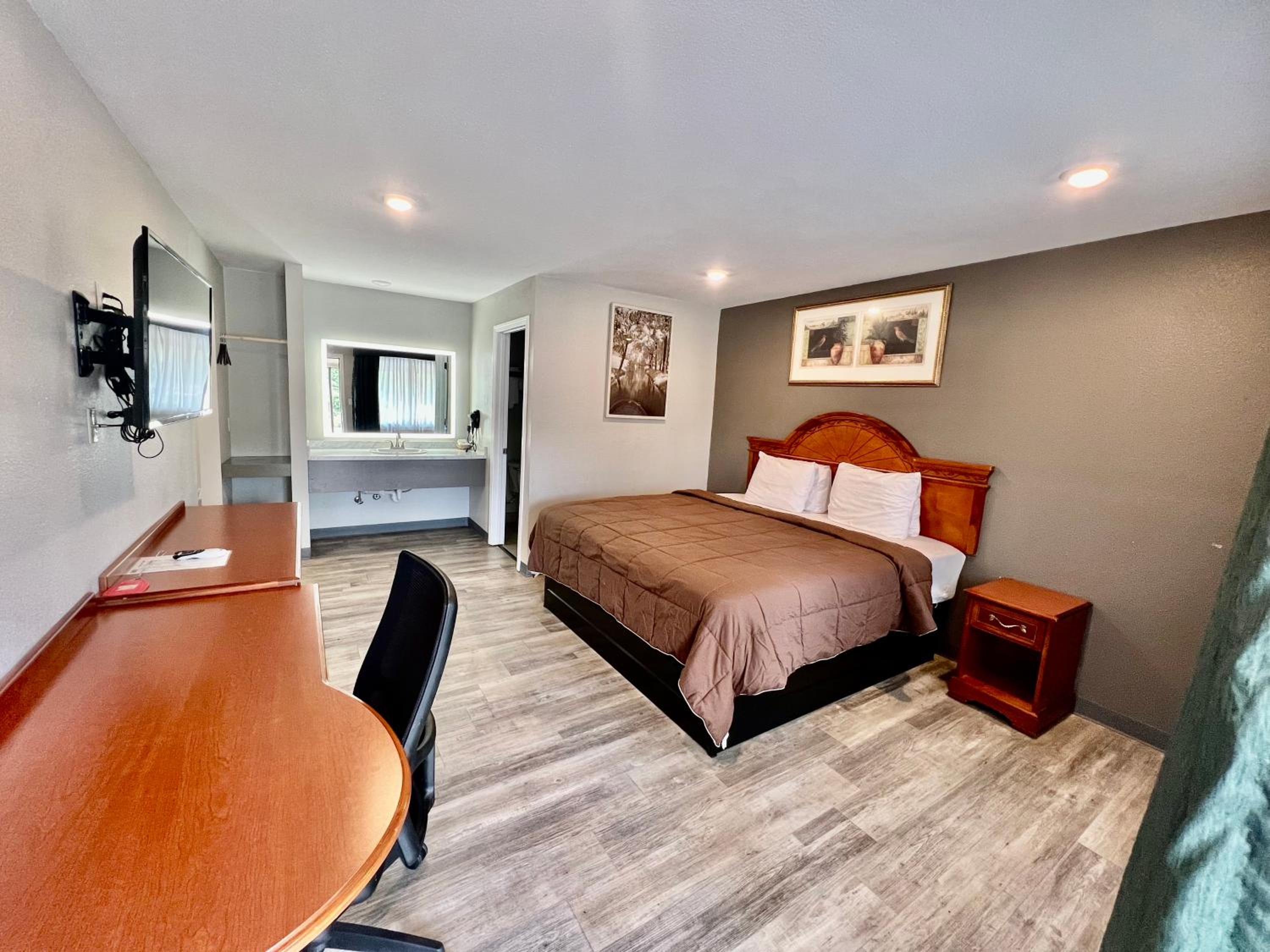 Clarksville Vacations - Ozark Inn  Suites - Property Image 1