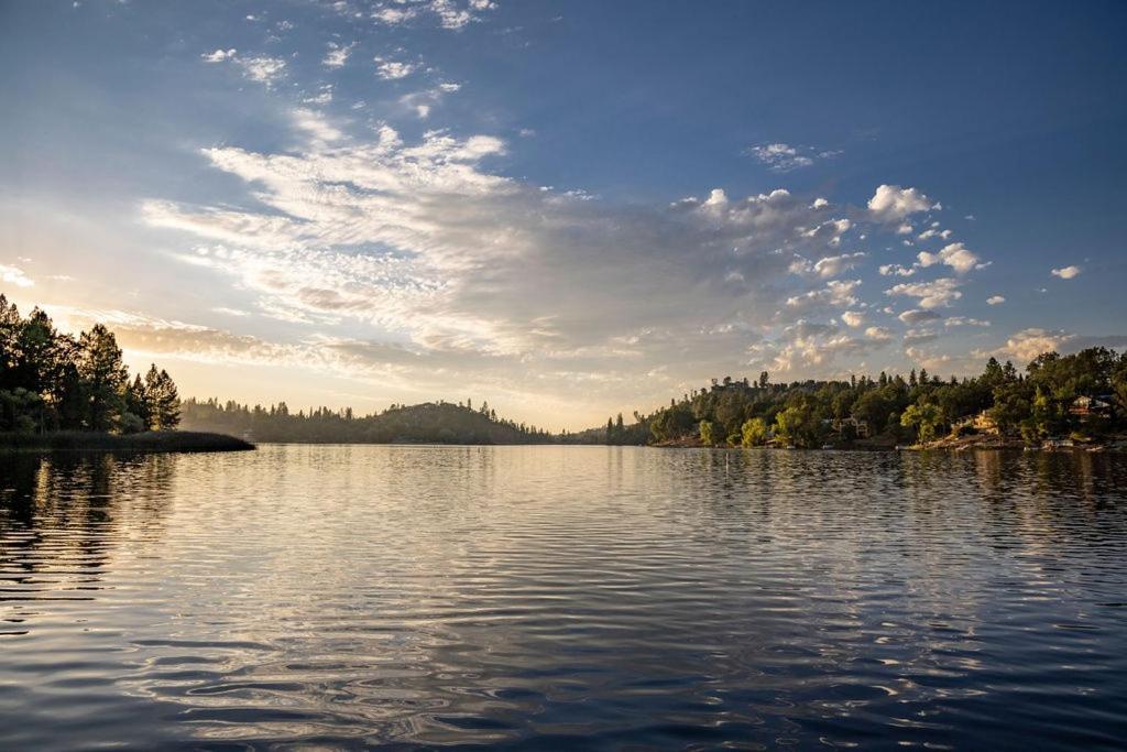 Cozy Cabin On The Cove - Lakefront with Private Dock