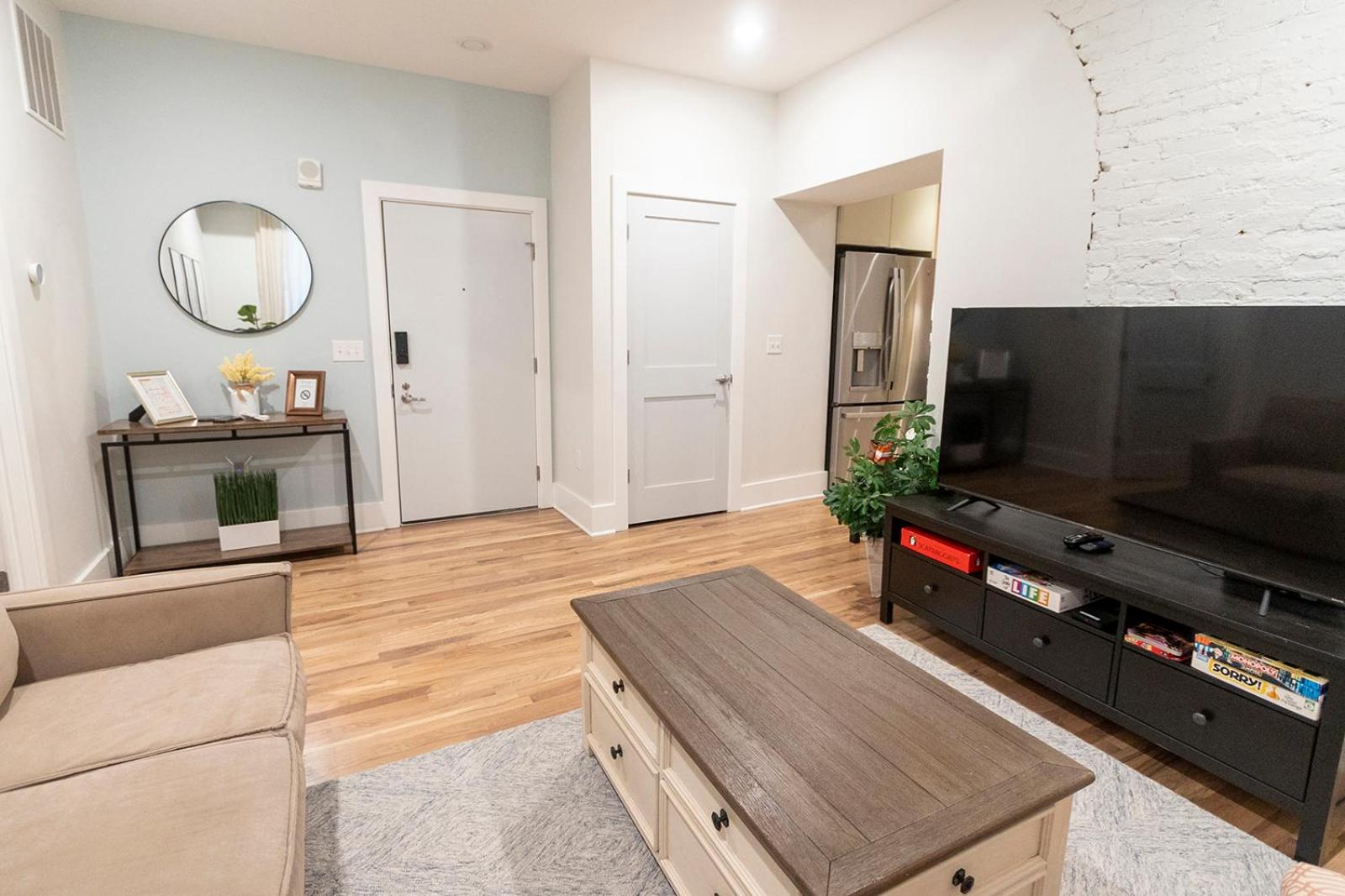Spacious 2 bed 2 bath Downtown OTR condo minutes walk to the Reds Bengals stadium & more! view 2