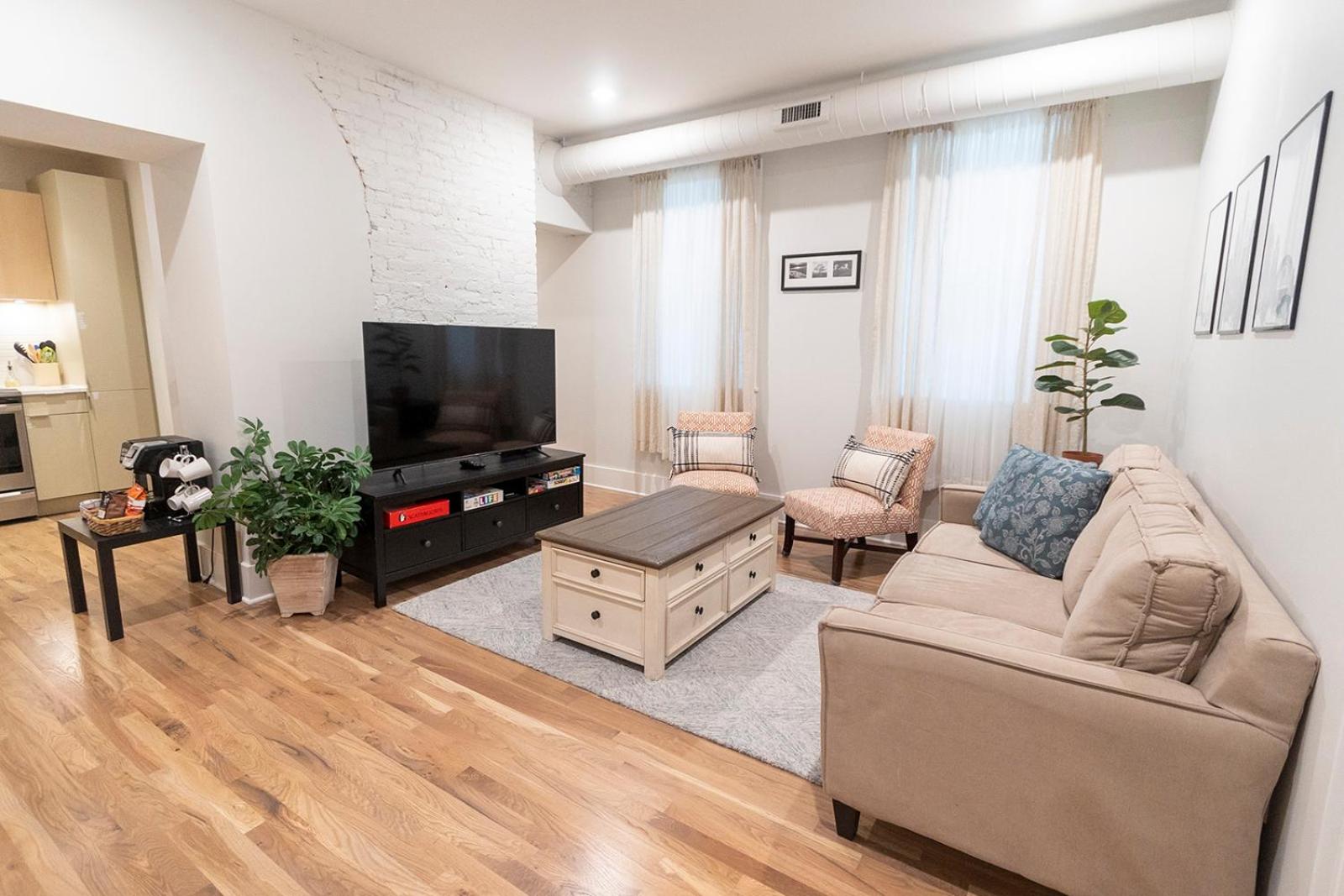 Spacious 2 bed 2 bath Downtown OTR condo minutes walk to the Reds Bengals stadium & more! view 3