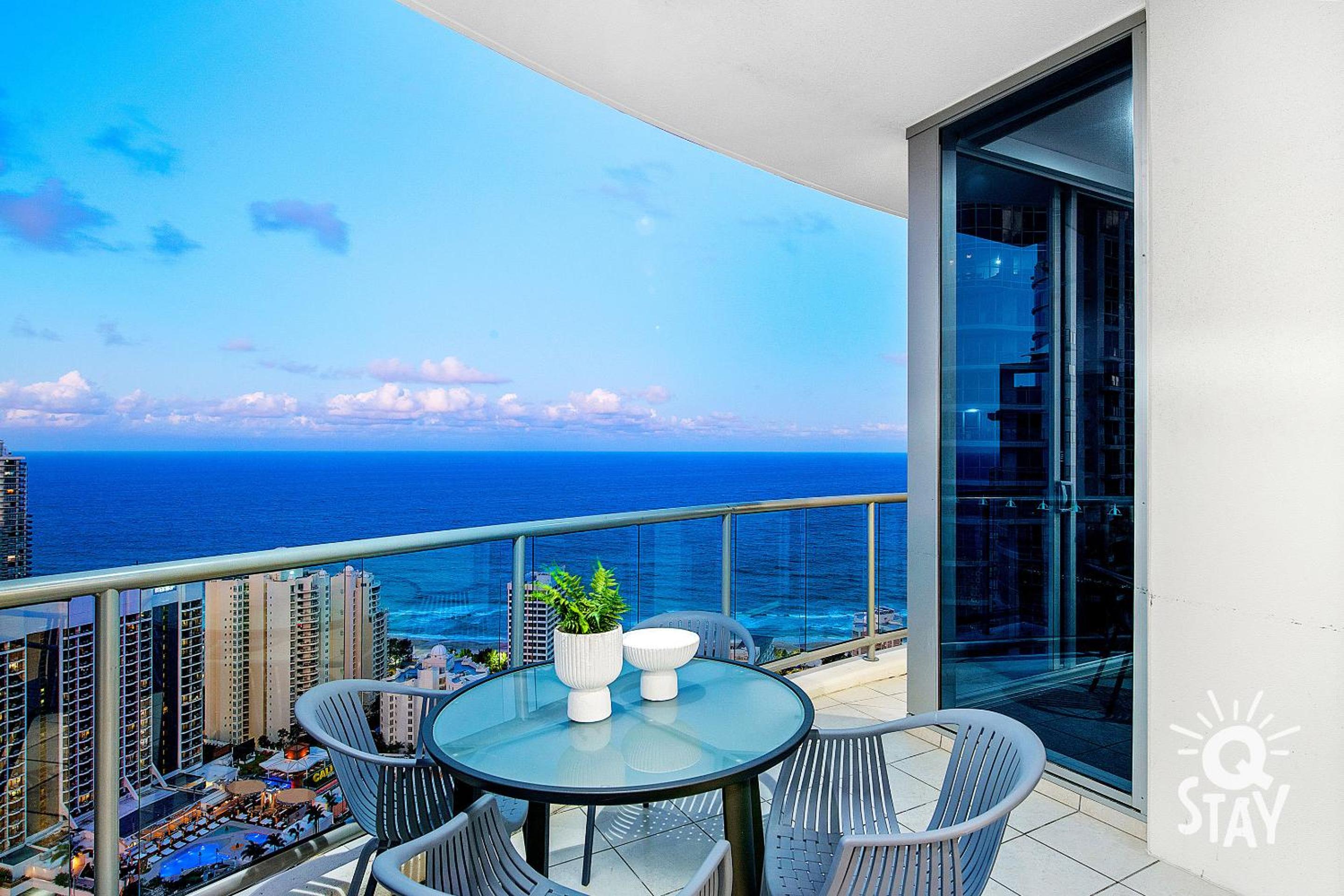 Luxurious 3 Bed Executive Sub Penthouse with Ocean View at Chevron Renaissance - Q STAY
