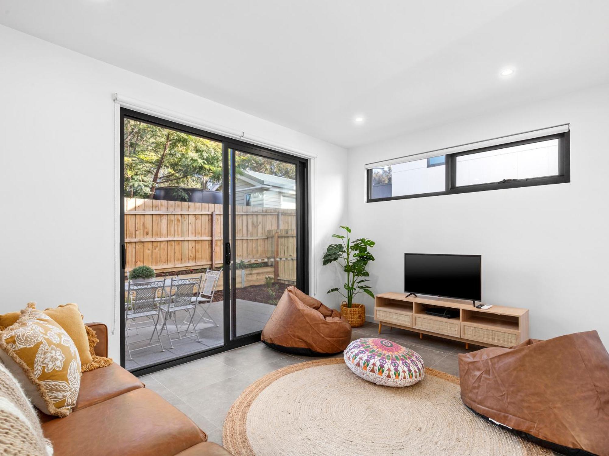 541 - 3 Bedroom Townhouse - Centrally Located- Free Parking - Free WIFI