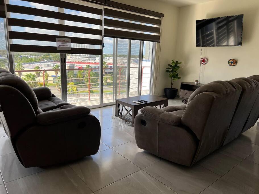 Cancun 2 Bedroom Condo, Pool, Great WiFi & TVs