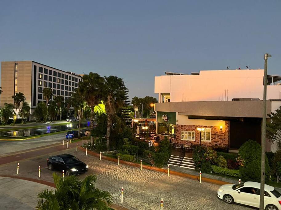 Cancun 2 Bedroom Condo, Pool, Great WiFi & TVs