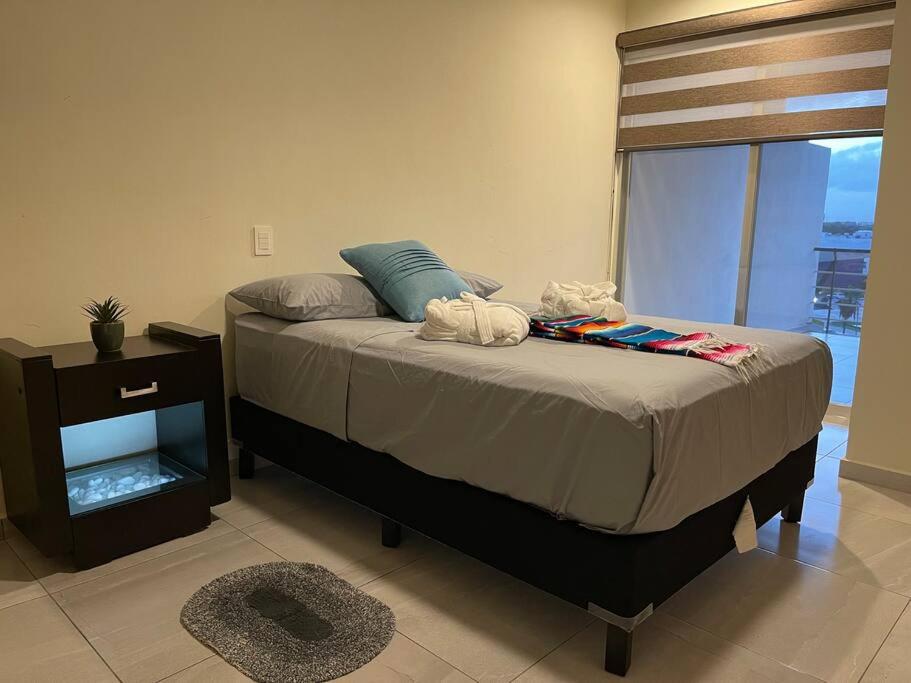 Cancun 2 Bedroom Condo, Pool, Great WiFi & TVs