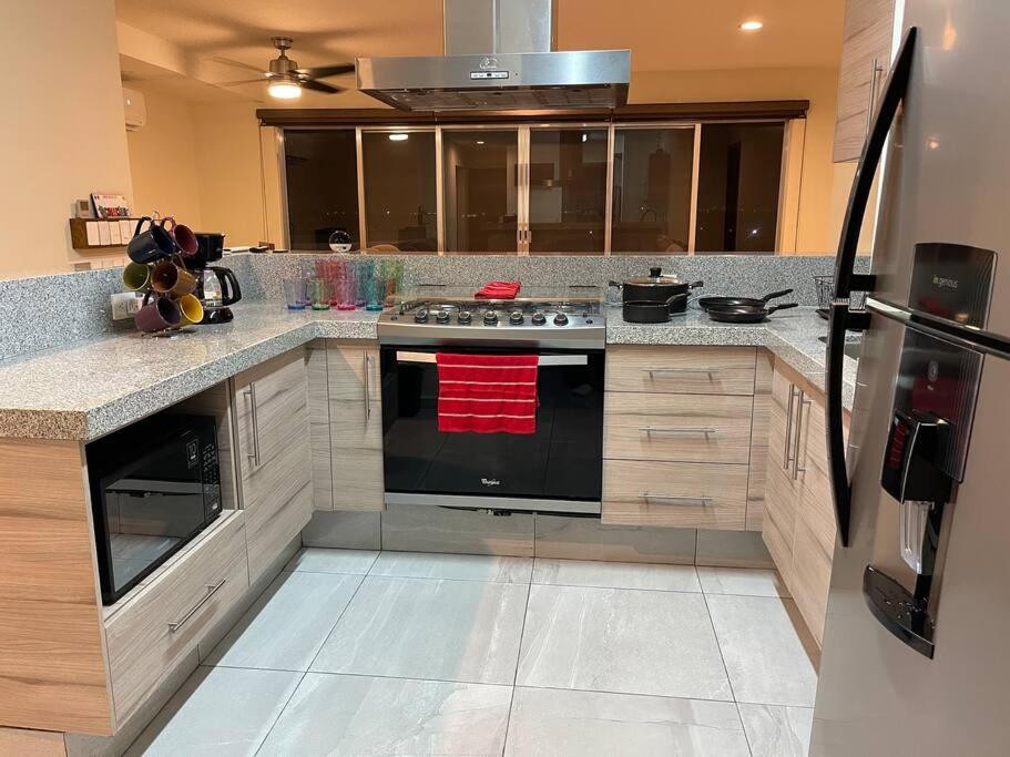 Cancun 2 Bedroom Condo, Pool, Great WiFi & TVs