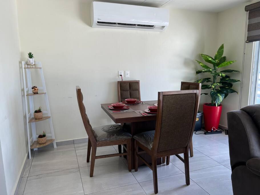 Cancun 2 Bedroom Condo, Pool, Great WiFi & TVs