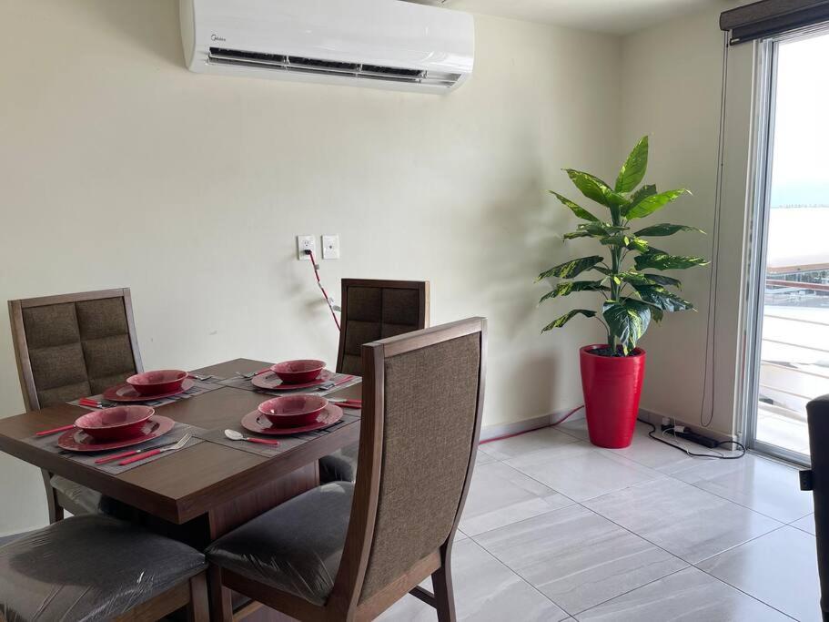 Cancun 2 Bedroom Condo, Pool, Great WiFi & TVs