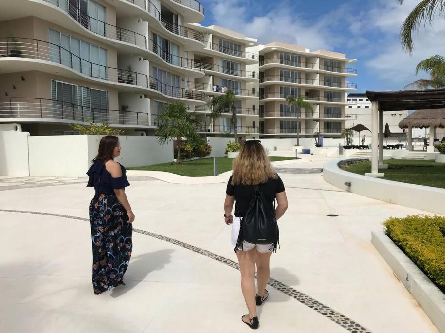 Cancun 2 Bedroom Condo, Pool, Great WiFi & TVs