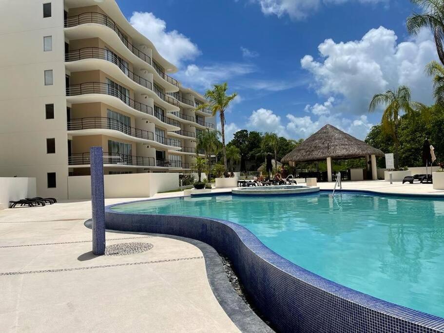 Cancun 2 Bedroom Condo, Pool, Great WiFi & TVs