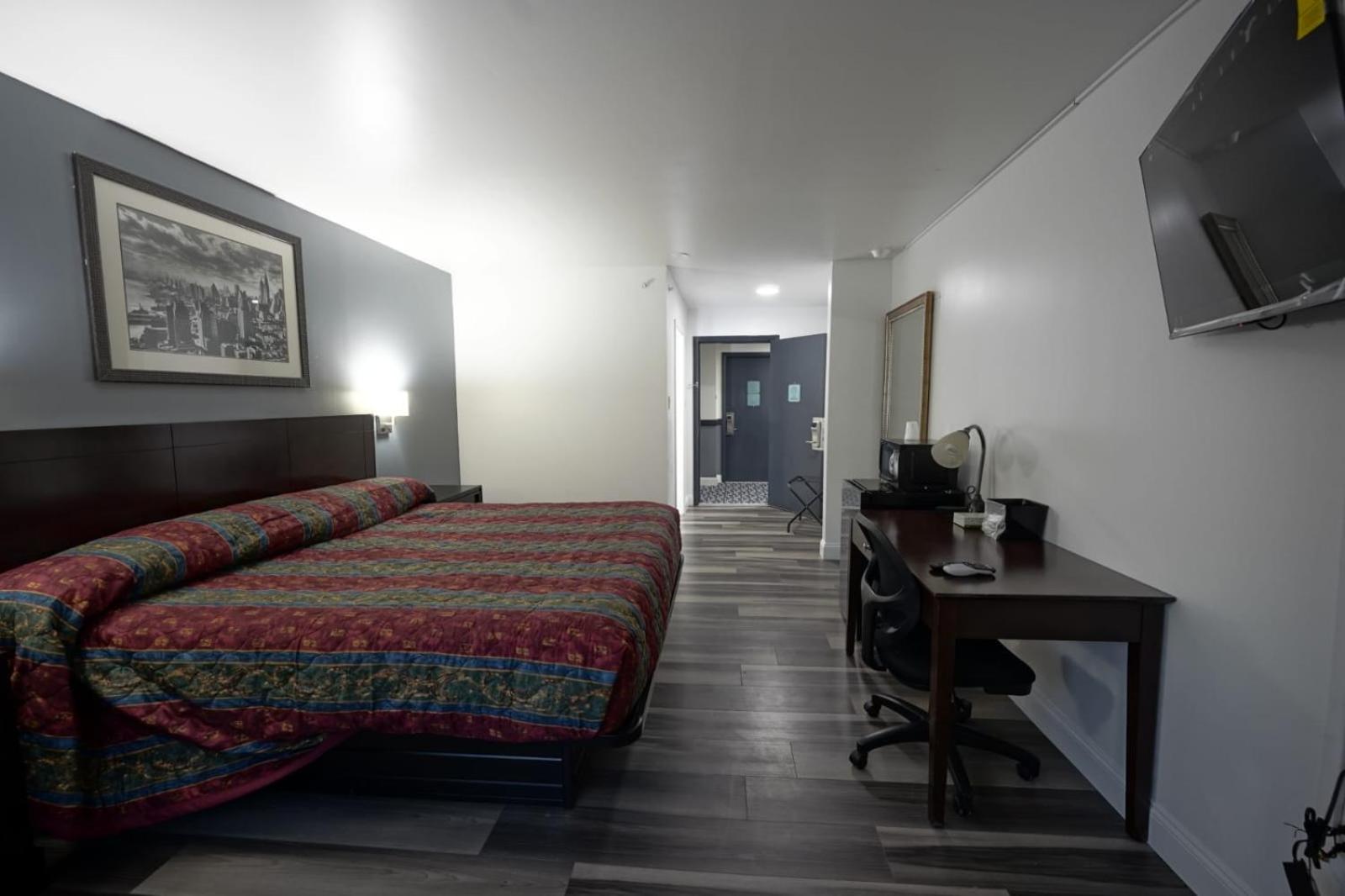 Greenwoods Inn  Suites - Property Image 7