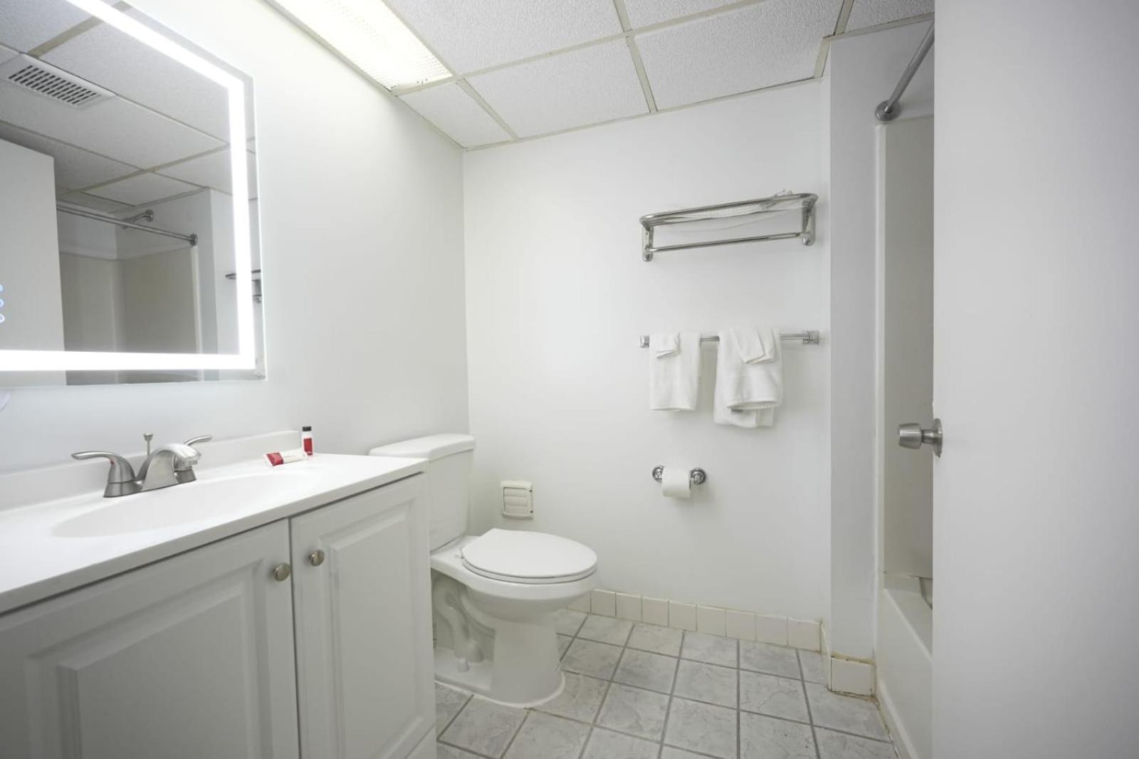 Greenwoods Inn  Suites - Property Image 5