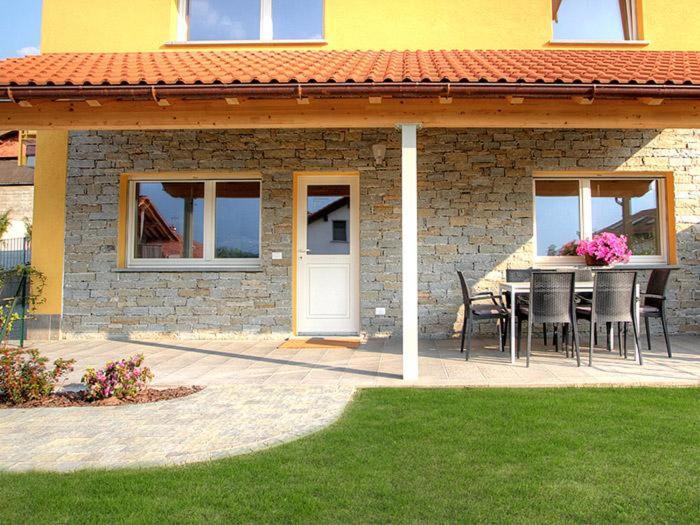 Rose Gialla Firsia Garten Ferienwohnung EG view 3