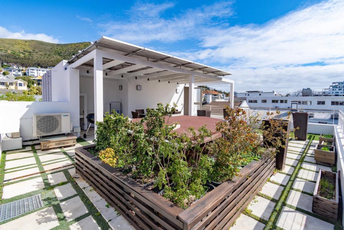 2 Bed Green Point Apartment, Cape Town, photo 2 of 16