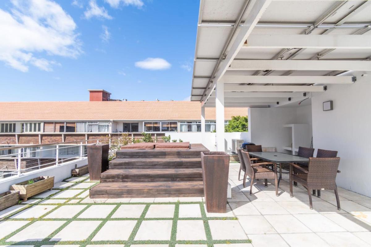 2 Bed Green Point Apartment, Cape Town, photo 3 of 16