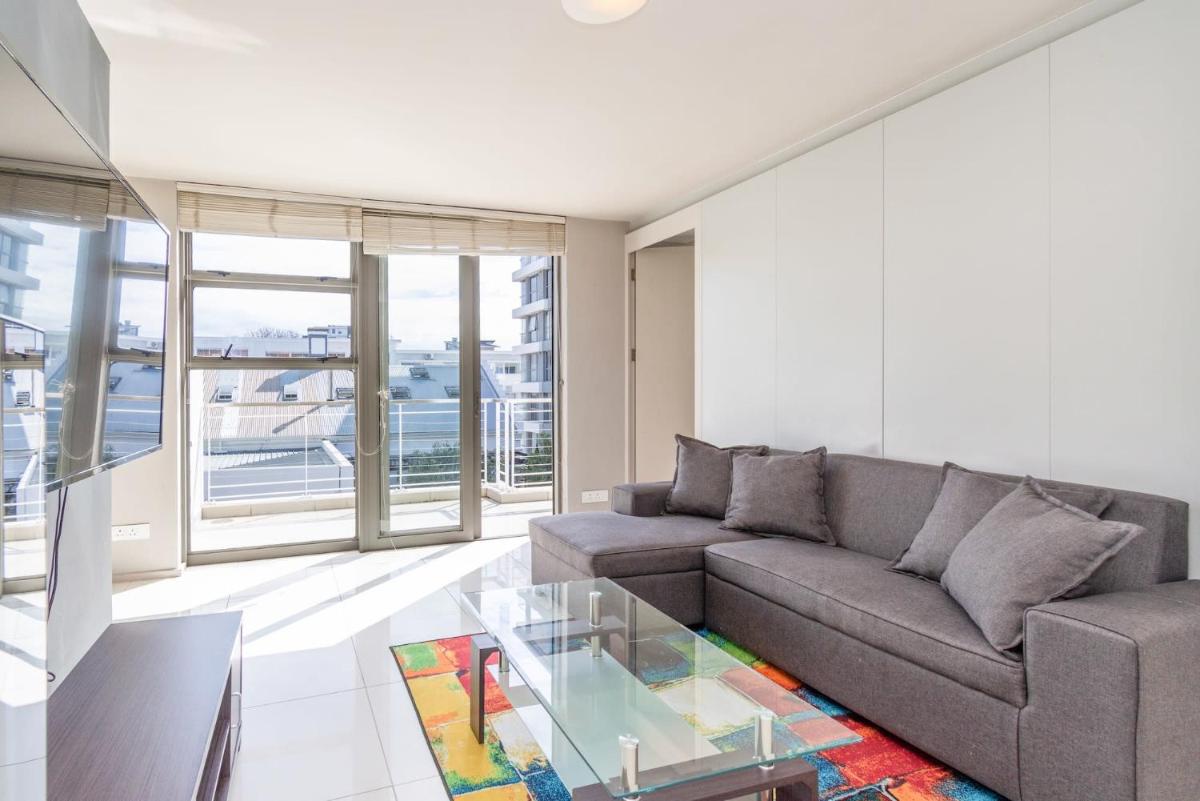 2 Bed Green Point Apartment, Cape Town, photo 4 of 16