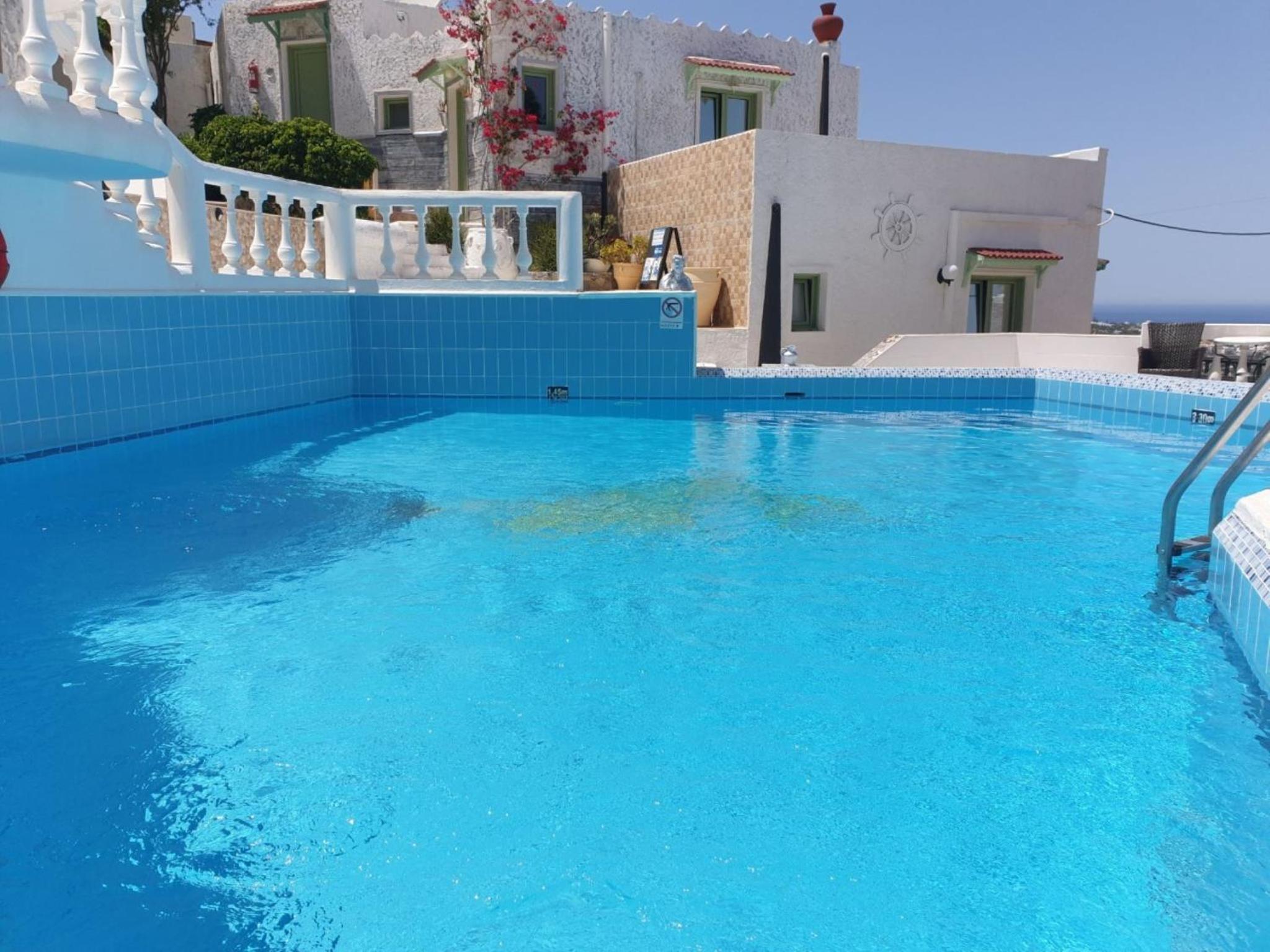 3 Bedroom House - Sleeps 15 - Pool Garden Wifi view 5