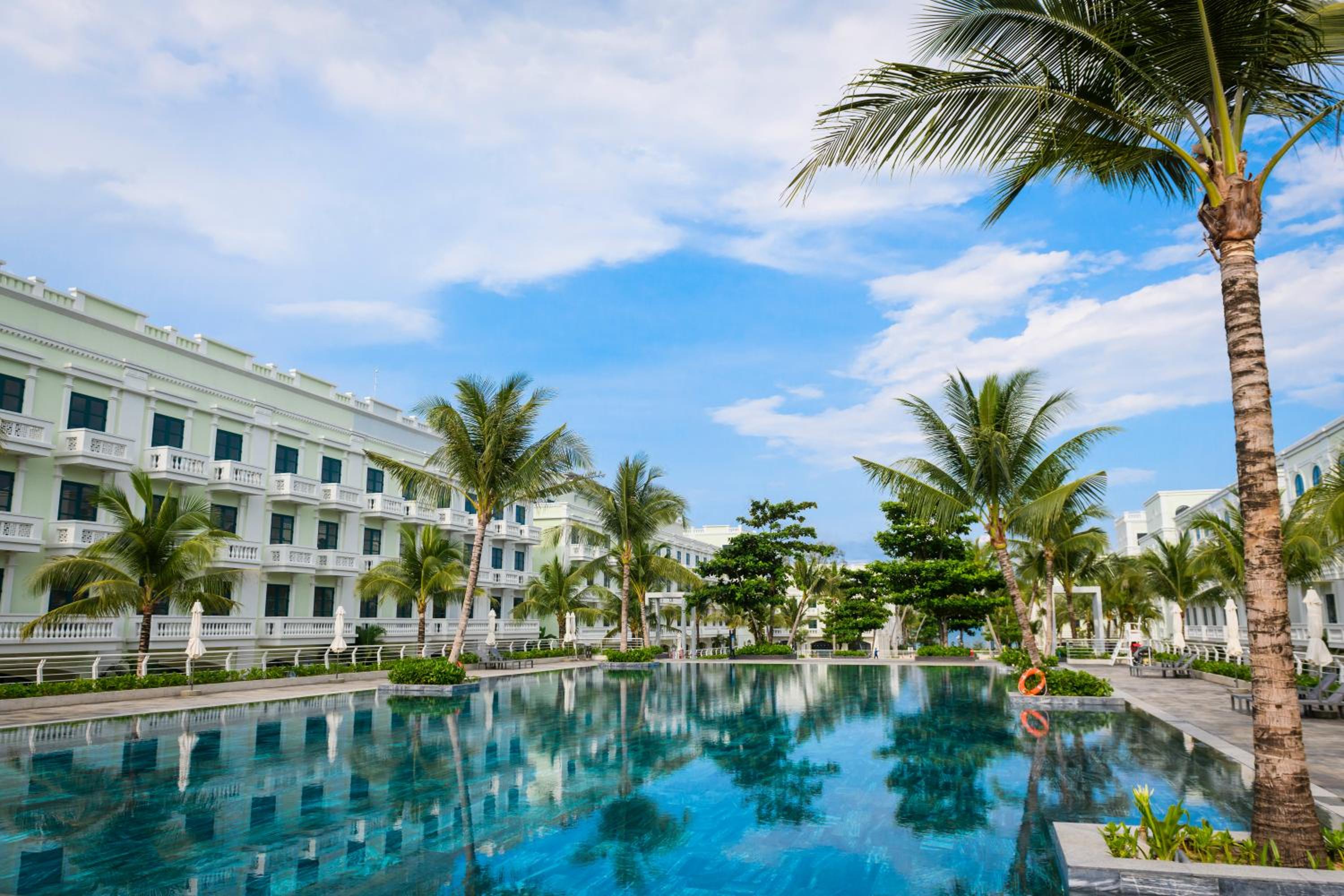 9BR West coast Phu Quoc beach townhouse shared swimming pools view 3