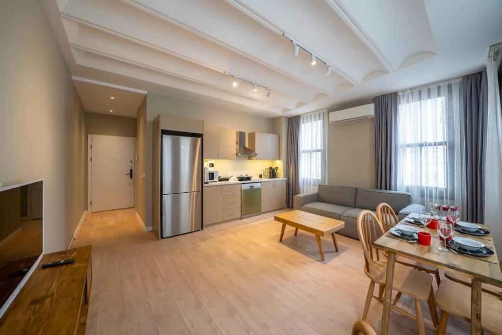 Historic 2 Bedroom Galata Apt-Heart of Istanbul ( Kuledibi 3 )