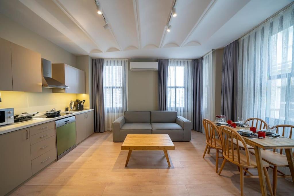 Historic 2 Bedroom Galata Apt-Heart of Istanbul ( Kuledibi 5 )