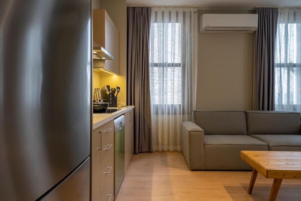 Historic 2 Bedroom Galata Apt-Heart of Istanbul ( Kuledibi 5 )