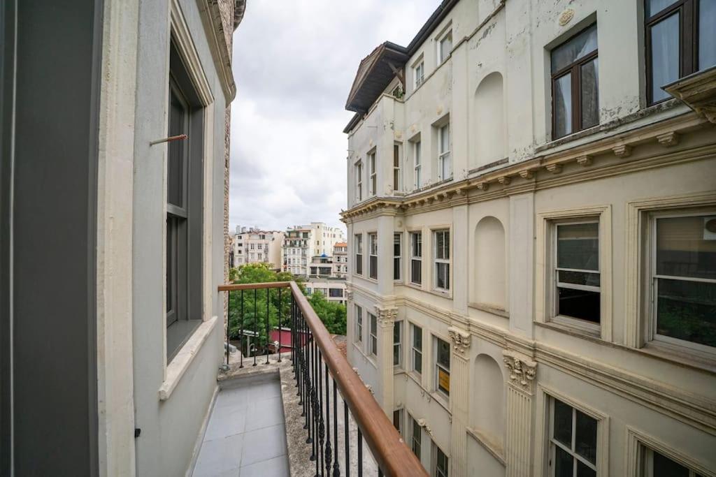 Historic 2 Bedroom Galata Apt-Heart of Istanbul ( Kuledibi 3 )