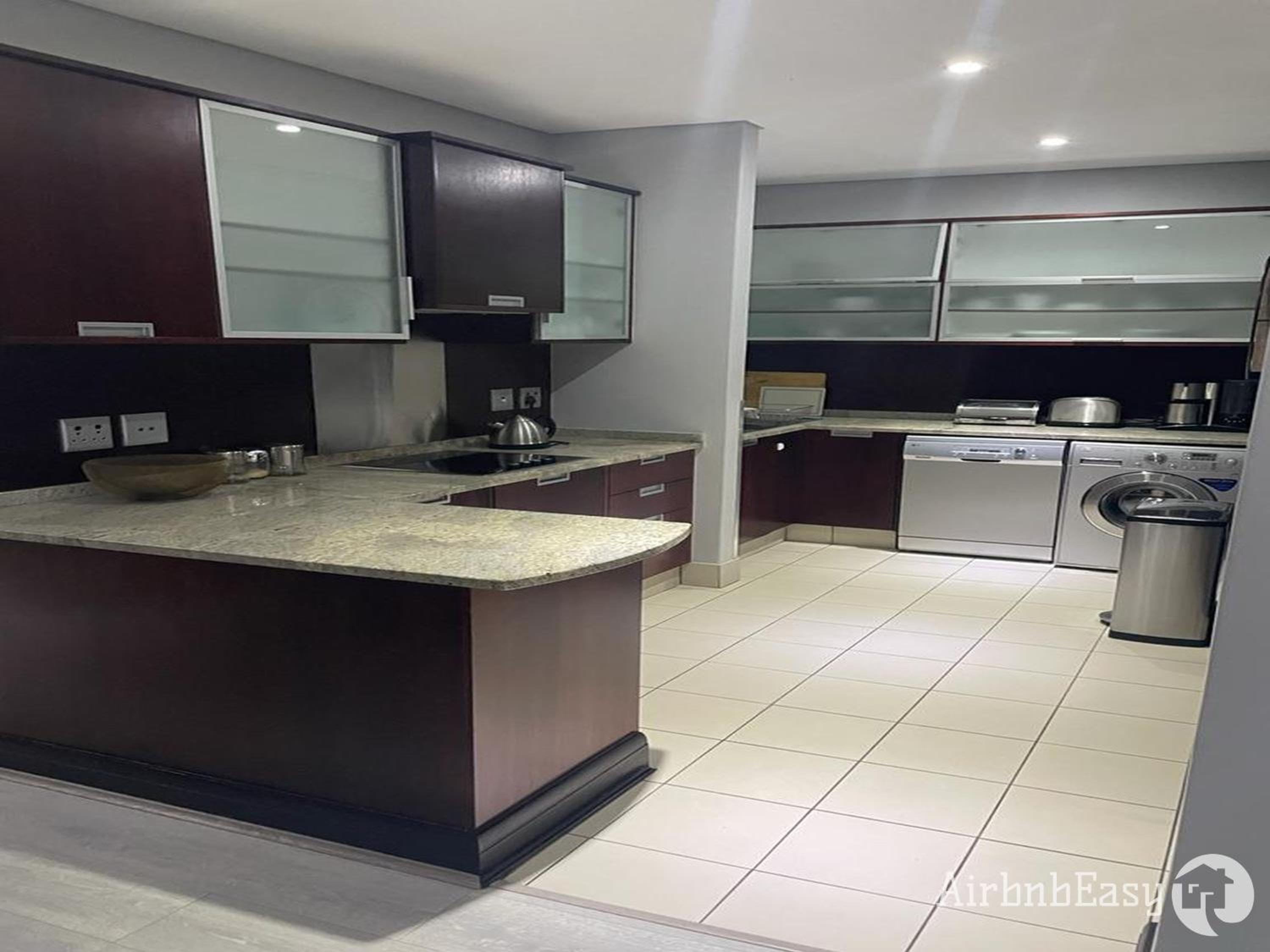 Johannesburg Vacations - Luxury Apartment - Michelangelo Towers - Property Image 9