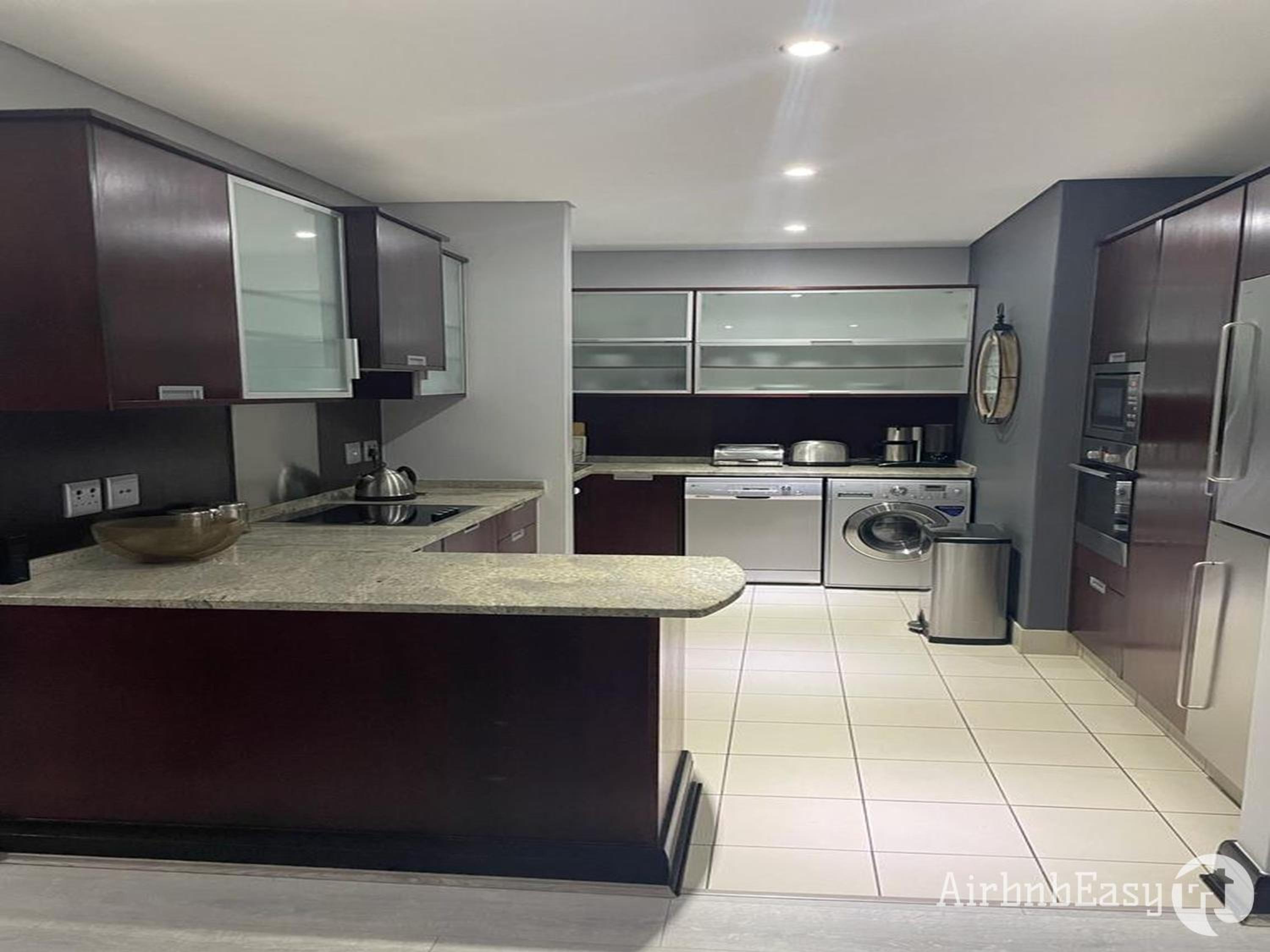 Johannesburg Vacations - Luxury Apartment - Michelangelo Towers - Property Image 7