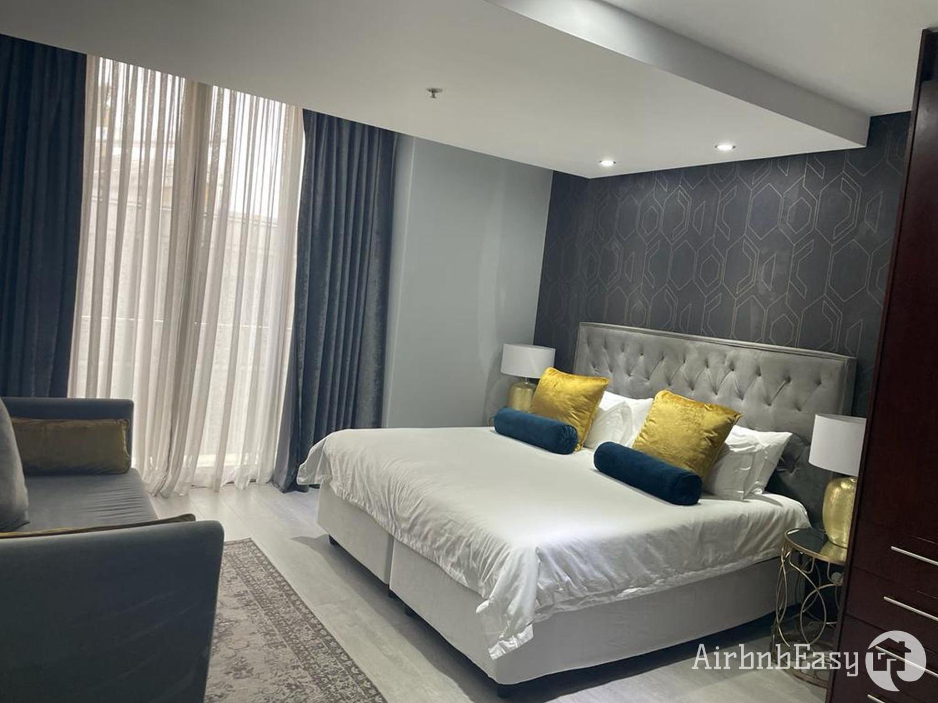 Johannesburg Vacations - Luxury Apartment - Michelangelo Towers - Property Image 28