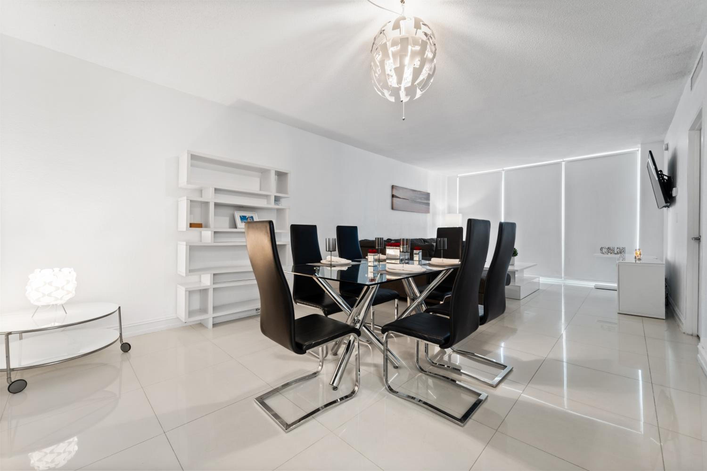 FIFA 2026 Base | Oceanfront Condo | Pool + Gym | 12min Hard Rock Stadium | Hollywood Beach view 2