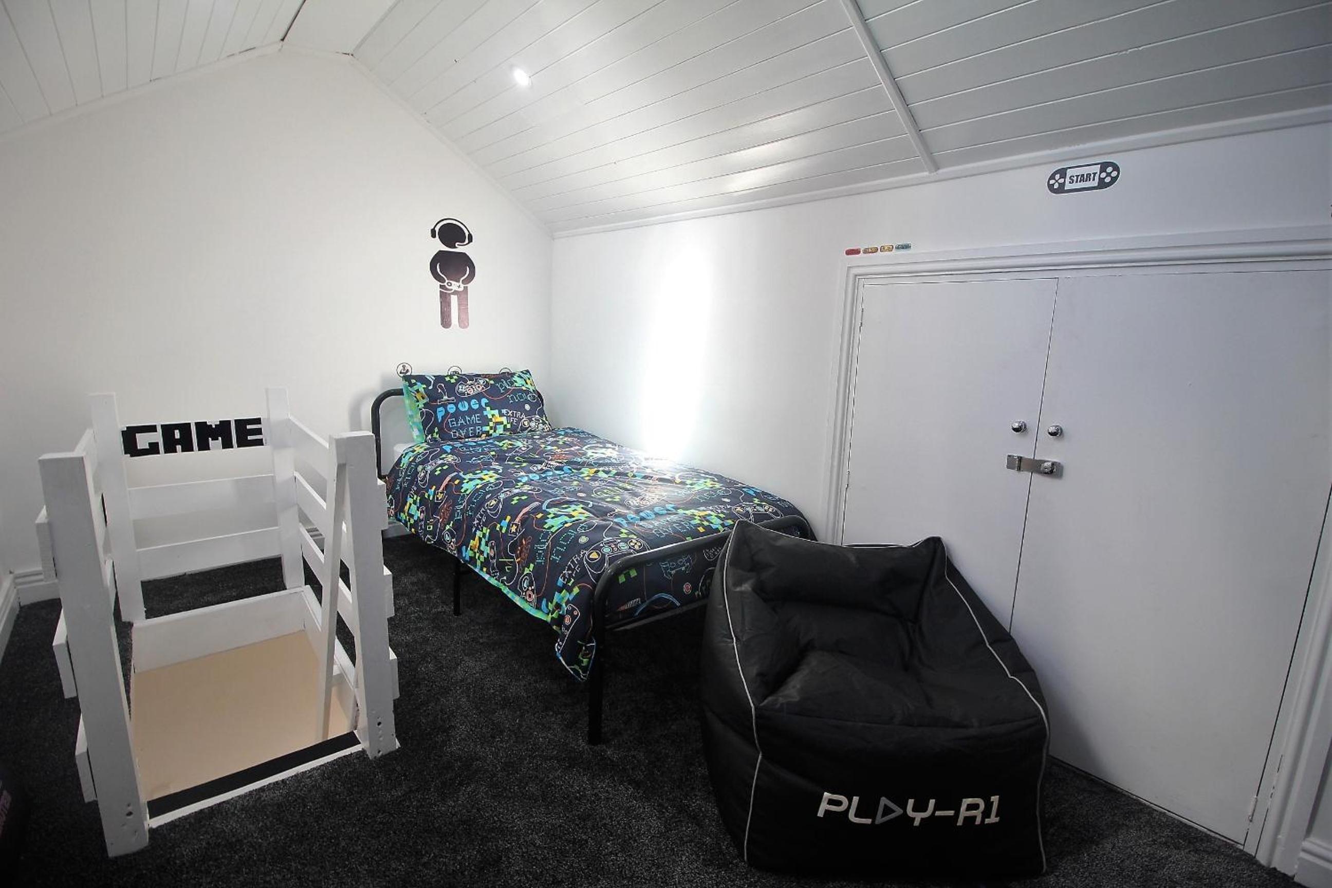 Tower View House - 4 Bedroom - Newly Refurbished - 2 Mins walk to Beach
