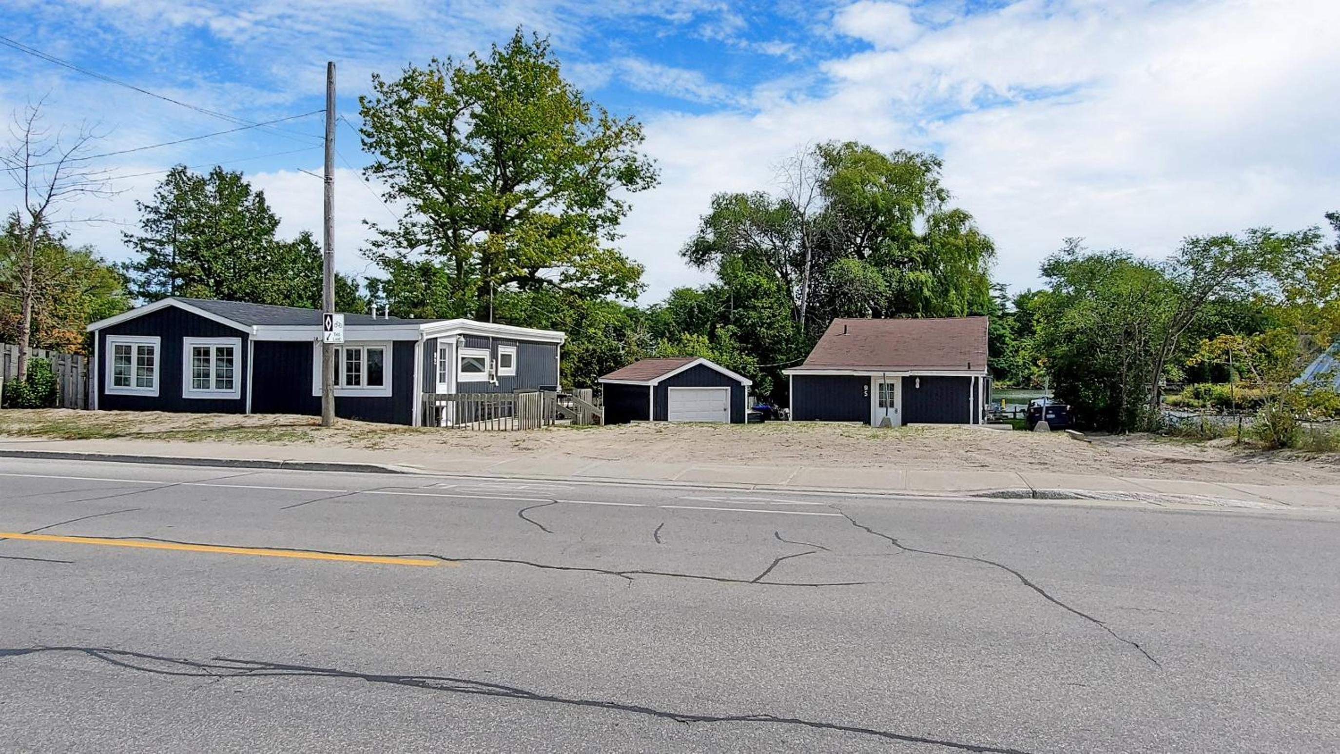 Main Beach River Retreat - Wasaga Beach 1 - Main Strip - 93 Mosley St view 2