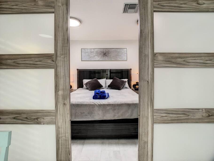 Steps From the beach, renovated 1bd 1 bth view 3