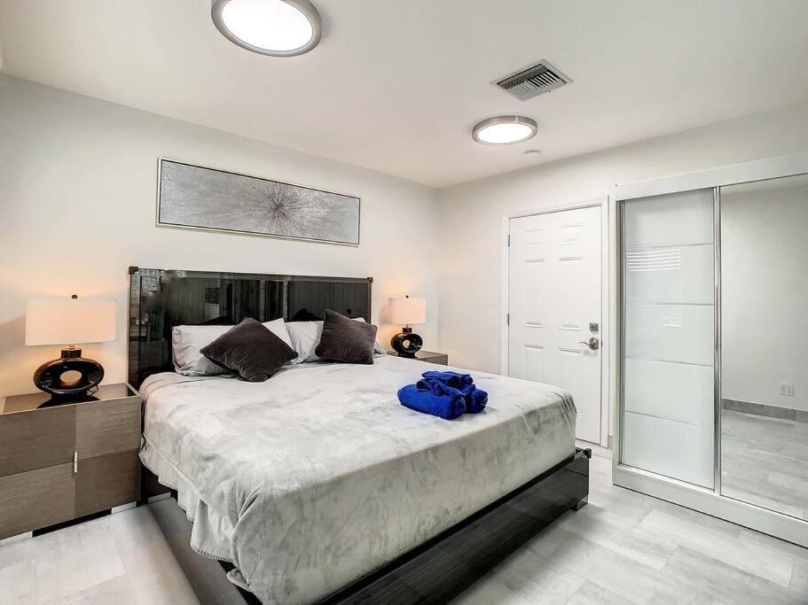 Steps From the beach, renovated 1bd 1 bth view 4