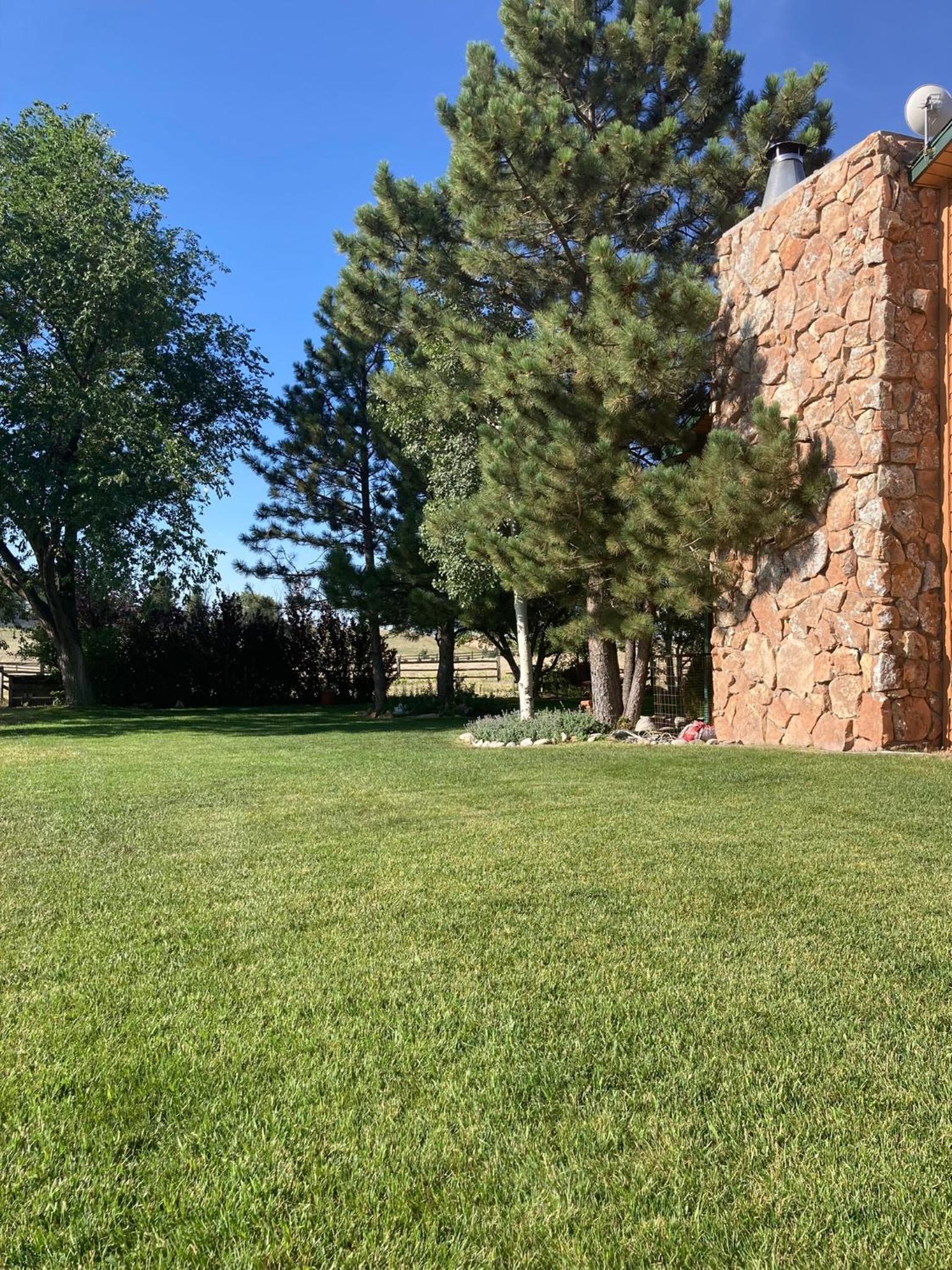 Hotel Yellowstone Cattle Baron EnSuite, Private Entrance & Parking - Prairie Rose B&B - Image 1